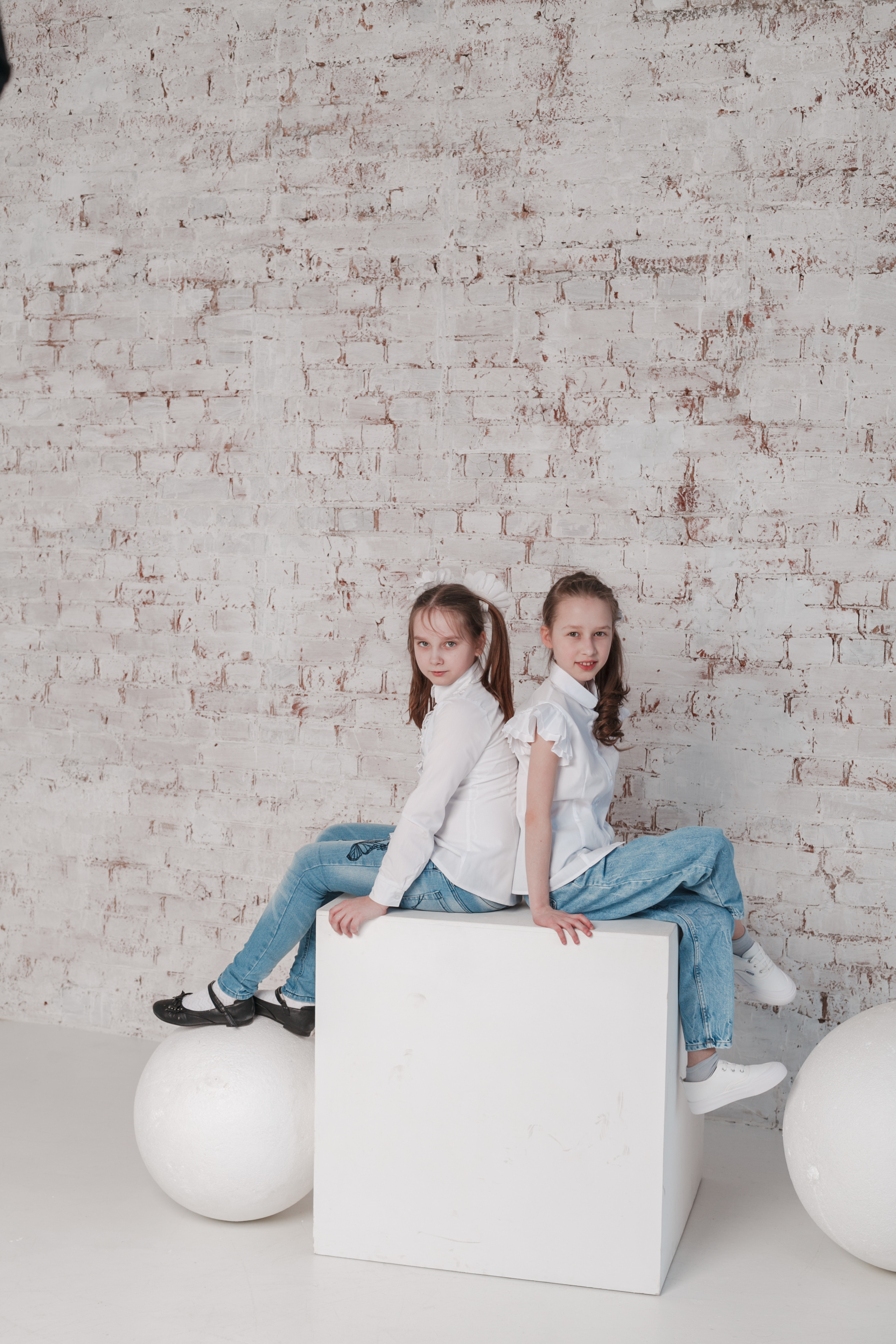 Съемка для выпускного альбома в студии. Ирина Коновалова школьный фотограф. Выпускные альбомы Ярославль