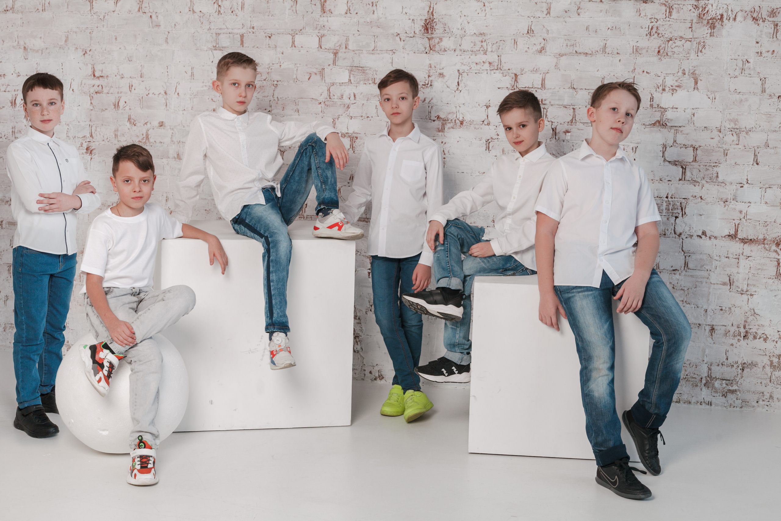 Съемка для выпускного альбома в студии. Ирина Коновалова школьный фотограф. Выпускные альбомы Ярославль