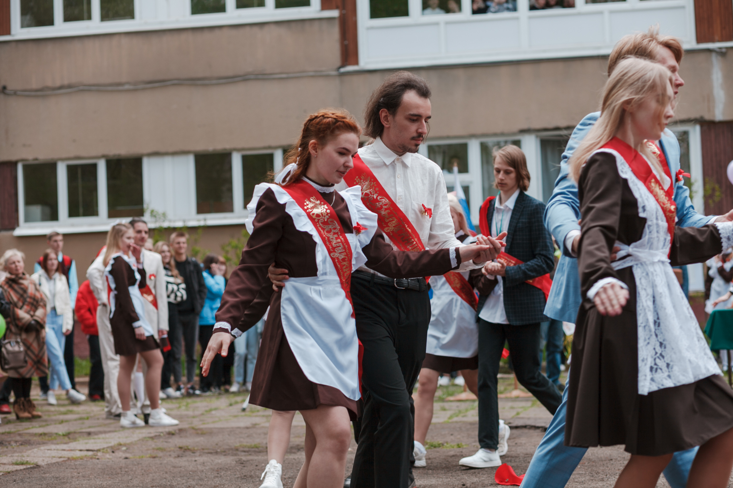 Последний звонок. Ирина Коновалова школьный фотограф. Выпускные альбомы Ярославль