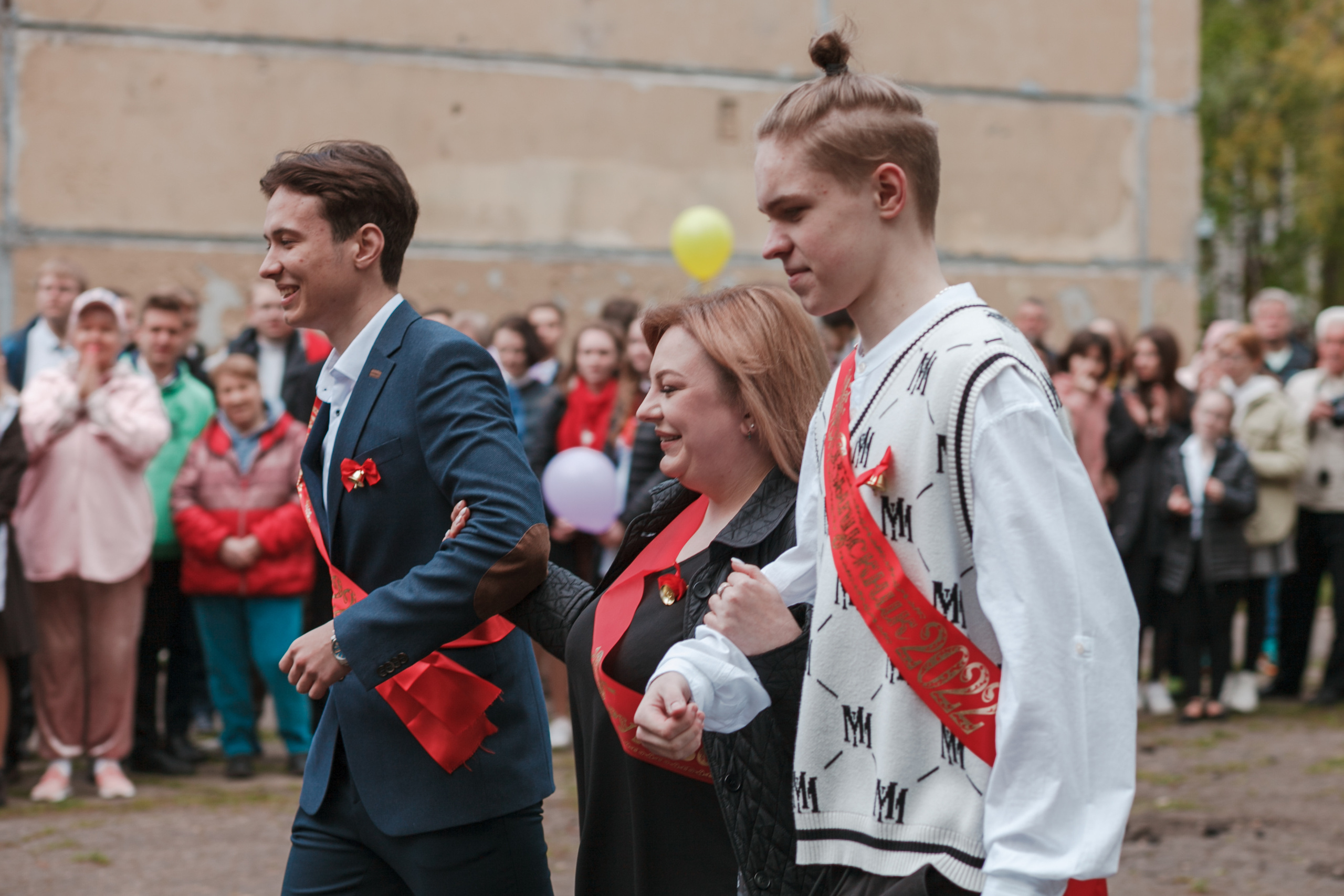 Последний звонок. Ирина Коновалова школьный фотограф. Выпускные альбомы Ярославль