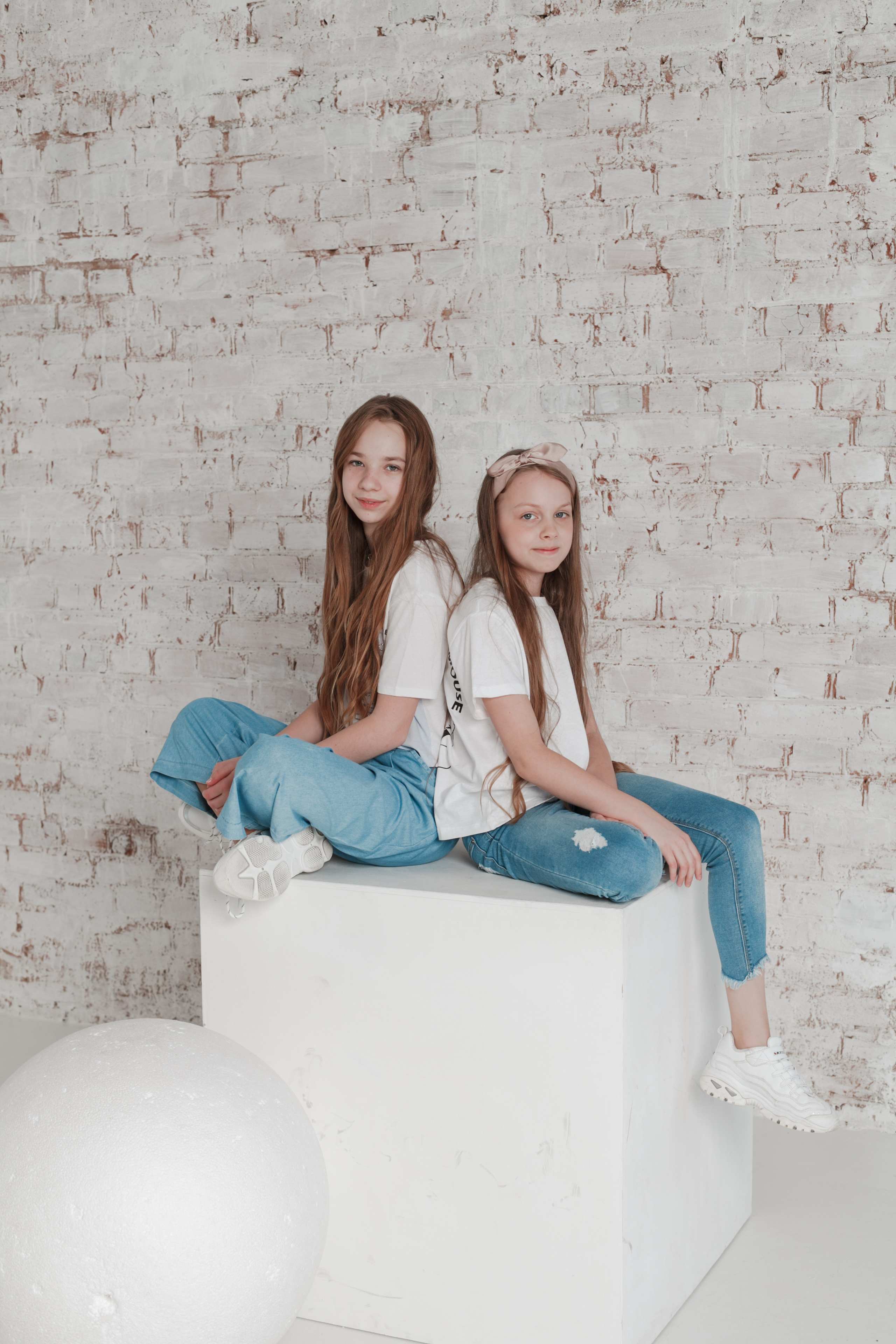 Съемка для выпускного альбома в студии. Ирина Коновалова школьный фотограф. Выпускные альбомы Ярославль