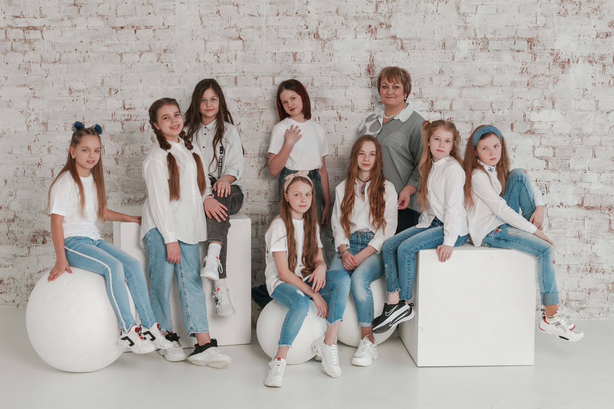 Съемка для выпускного альбома в студии. Ирина Коновалова школьный фотограф. Выпускные альбомы Ярославль