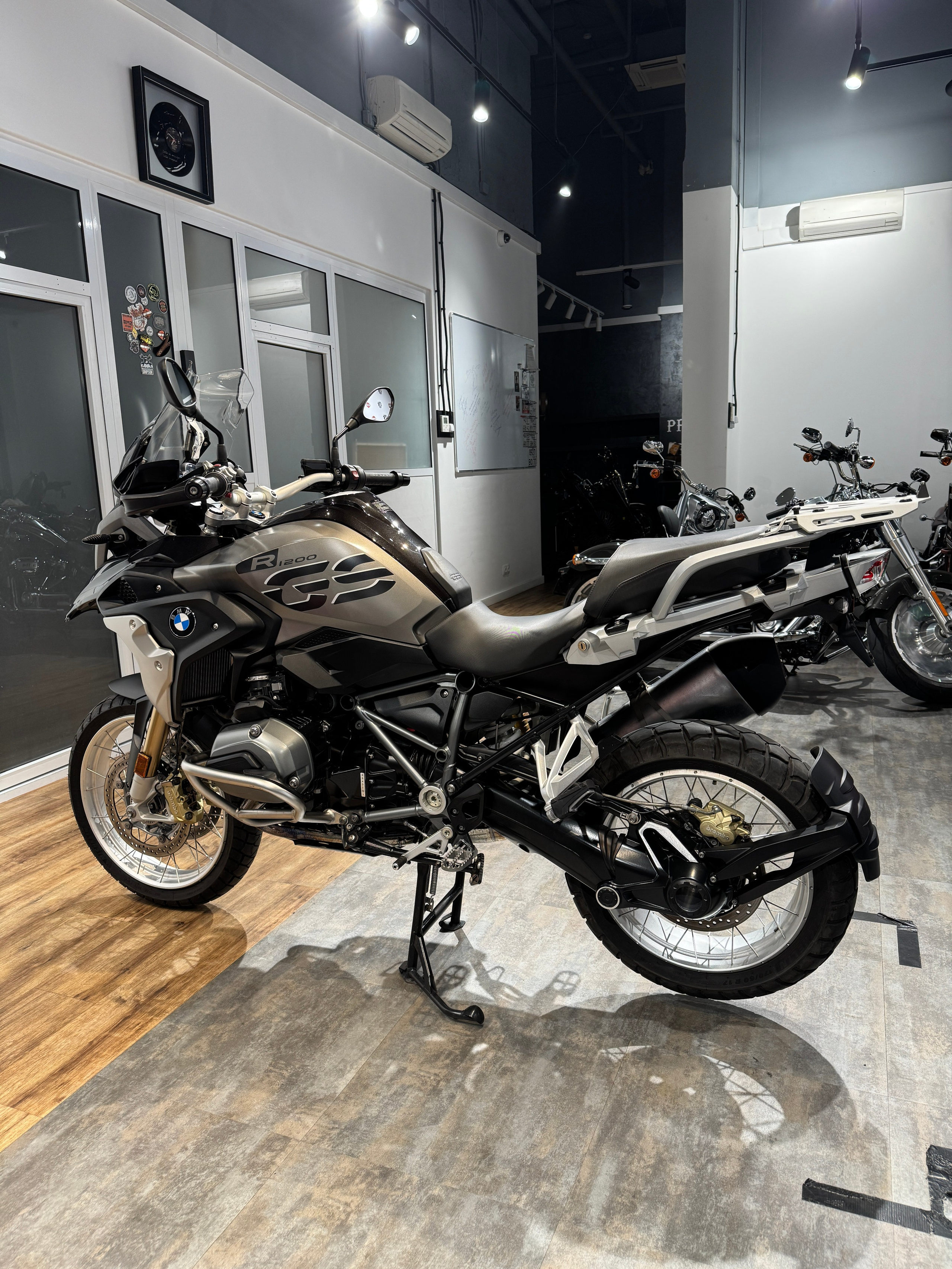 2015 BMW R1200GS Black/Agate Grey — подробнее на сайте. Hello Davidson, Москва. Только хорошие мотоциклы…
