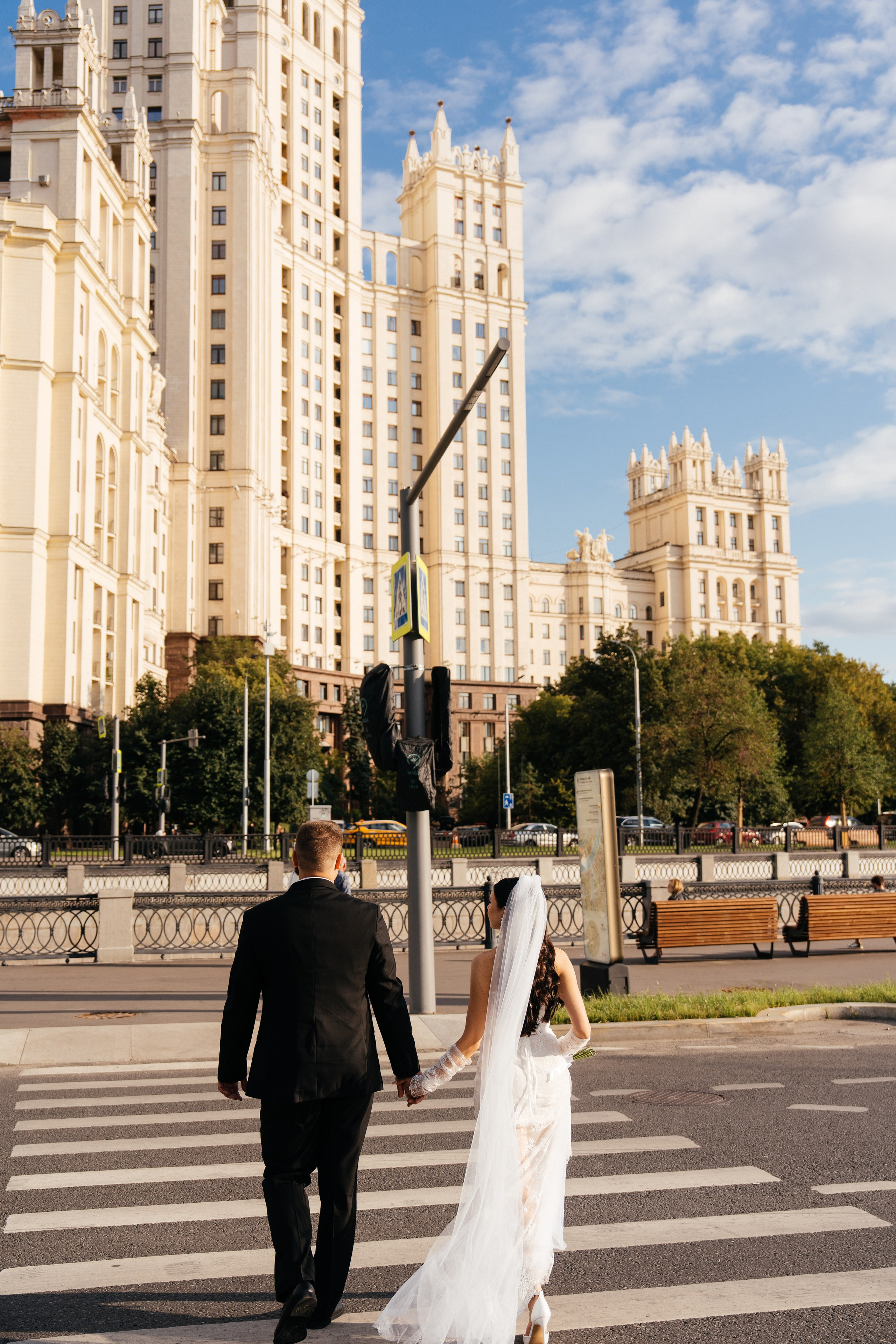 Свадебная фотосессия в Москве у высотки на Котельнической набережной. Свадебный фотограф в Москве Анна Полушина