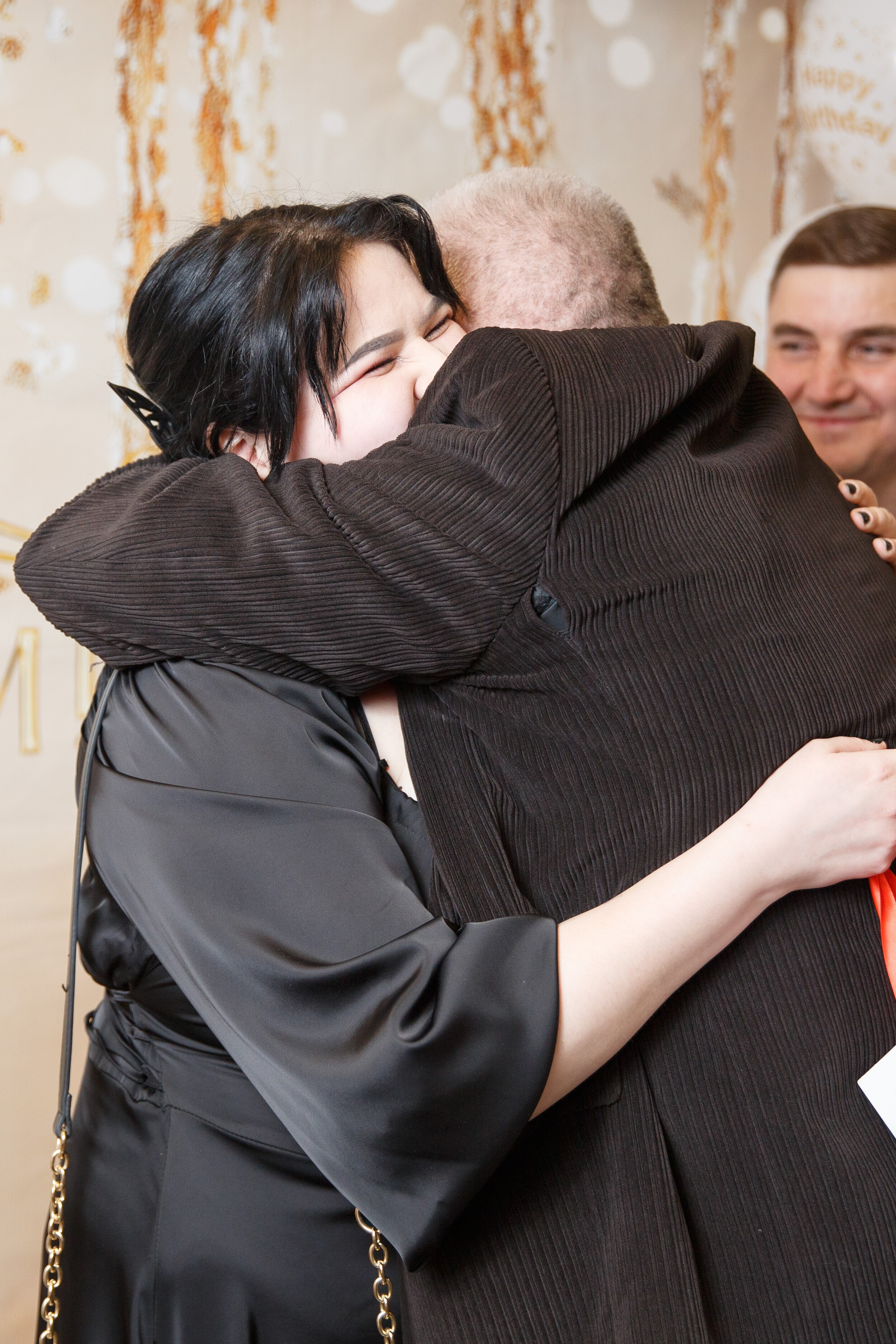 Мужчина и женщина в объятиях на фоне декора.