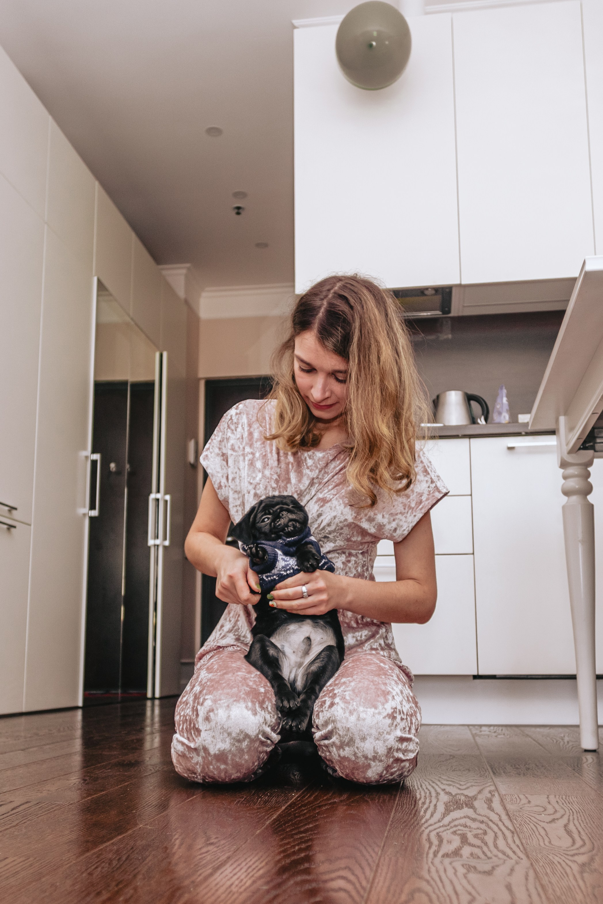 Домашняя фотосессия Оли и двух ее мопсов. Фотограф-анималист Татьяна Степанова