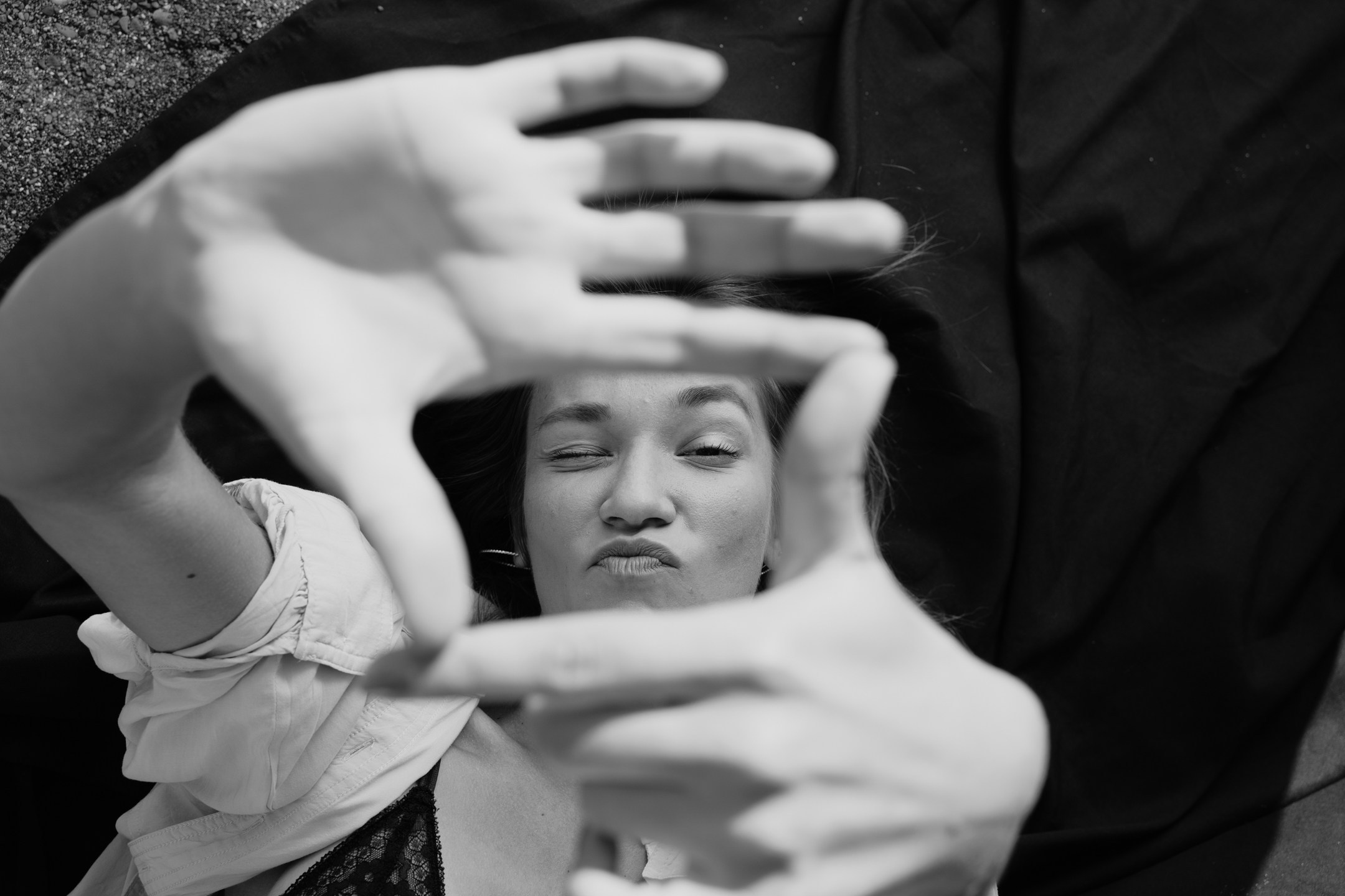 Фотокадр девушки детали в виде руки и лица