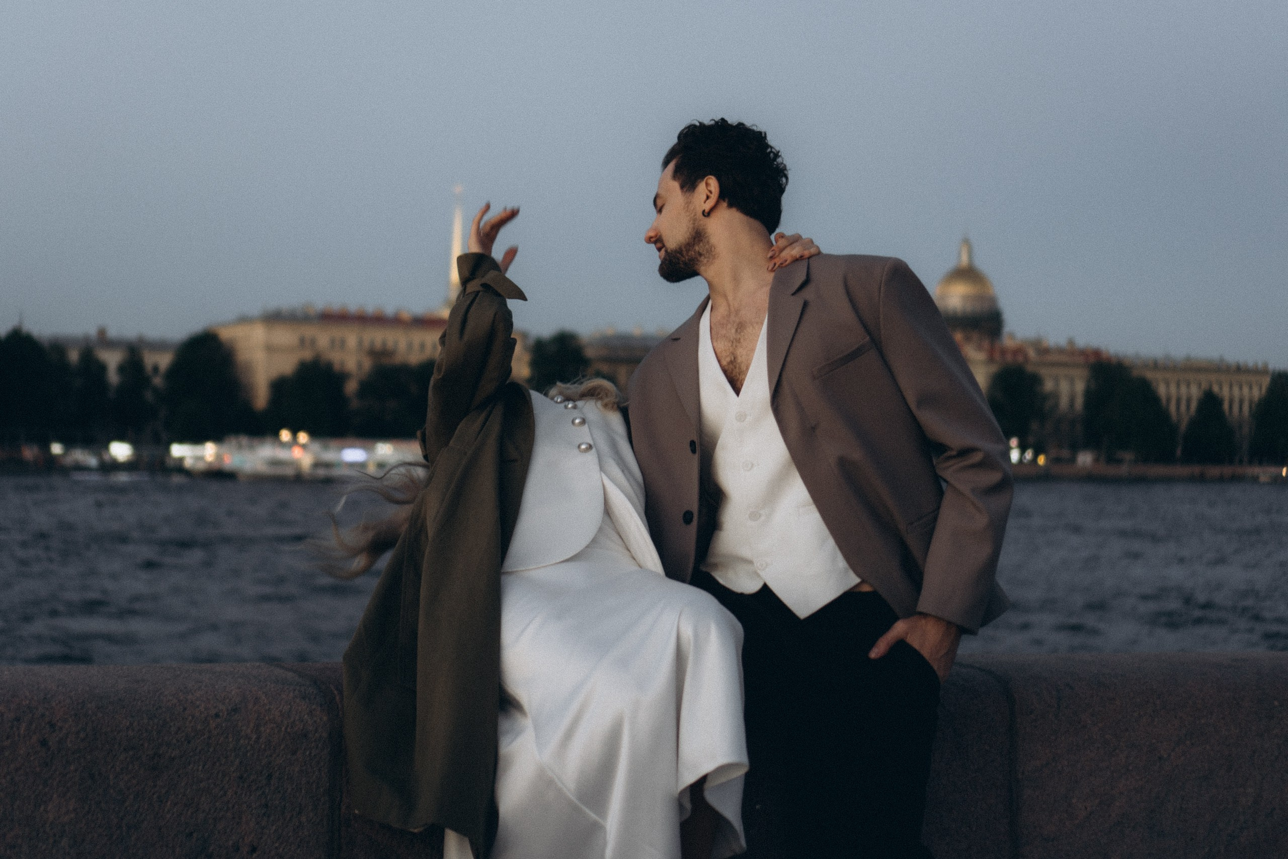 СВАДЕБНАЯ СЬЕМКА ПАРЫ НА РАССВЕТЕ В БЕЛЫЕ НОЧИ И ПРОГУЛКА С РАЗВОДНЫМИ МОСТАМИ И ПИКНИК ВОЗЛЕ ИСАКИЕВСКОГО СОБОРА. Профессиональный фотограф, Санкт-Петербург — Виктория Богомолова