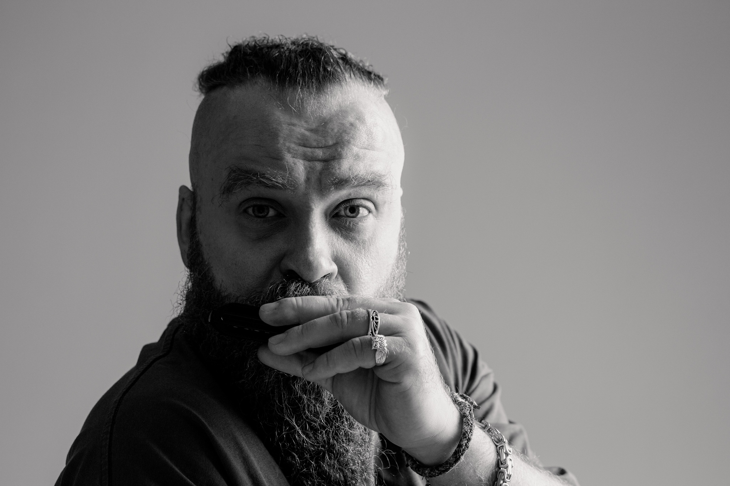 Борис Плотников. Губная гармоника. Мужской портрет, фотосессия для музыканта. Фотограф в Екатеринбурге Пойгина Елена