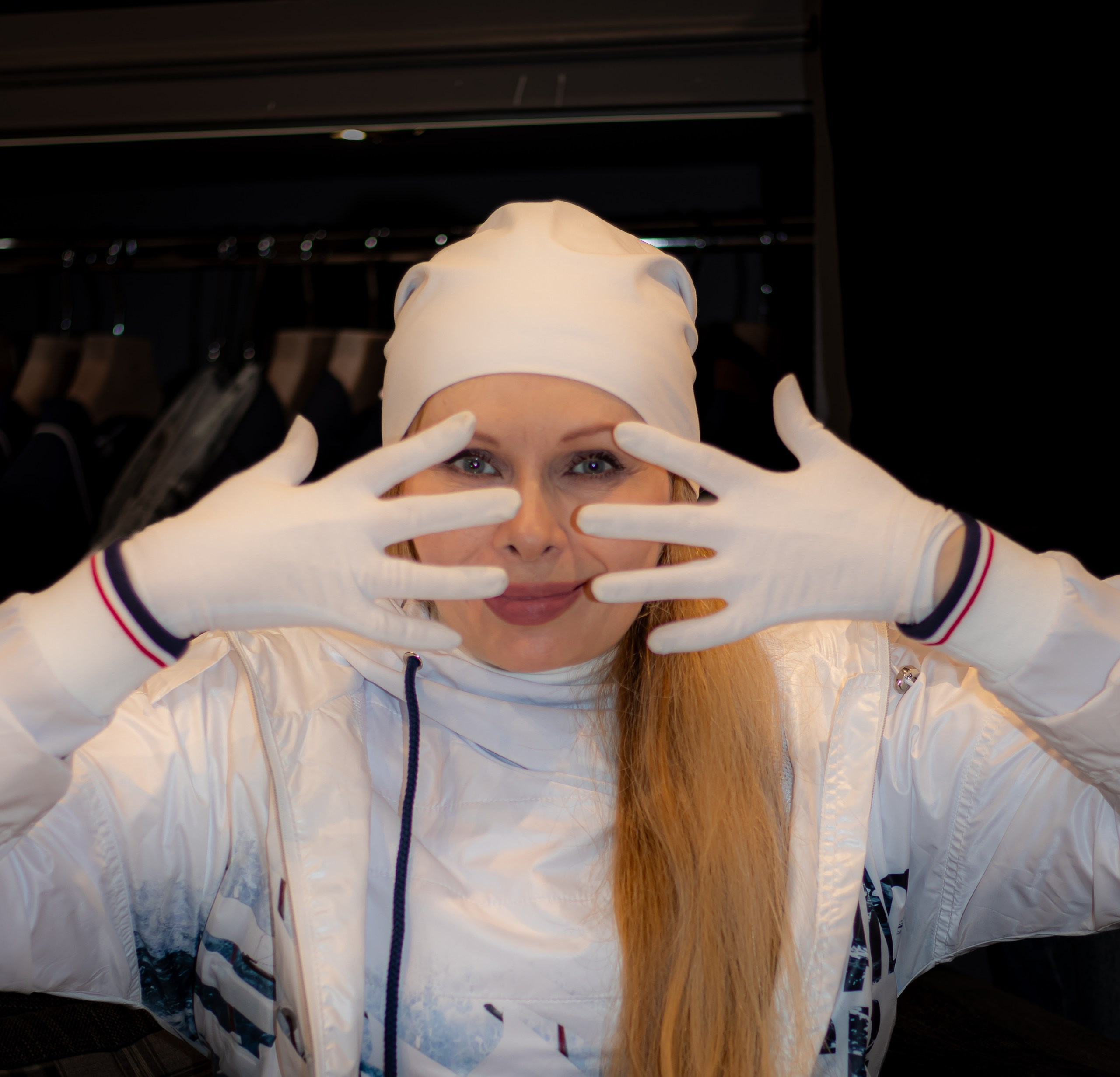 Ирэна Филиппова в белой шапке и пальто, съёмка в современном стиле, фотограф Карасёва Елена