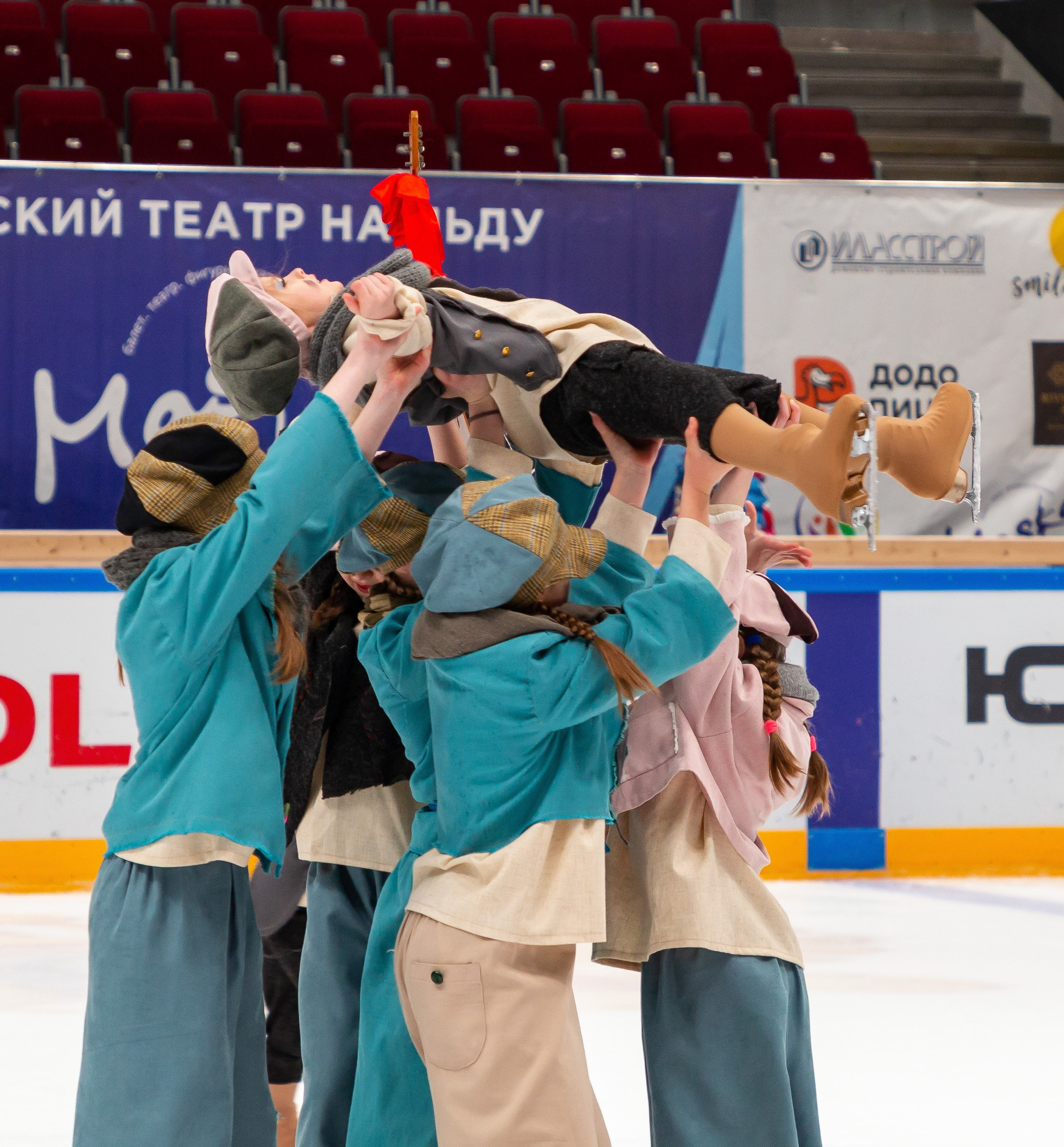 VII Ежегодный фестиваль массовых танцев на льду и фигурного катания «Петровский лёд» Санкт-Петербург 2024. Репортажный фотограф в Москве