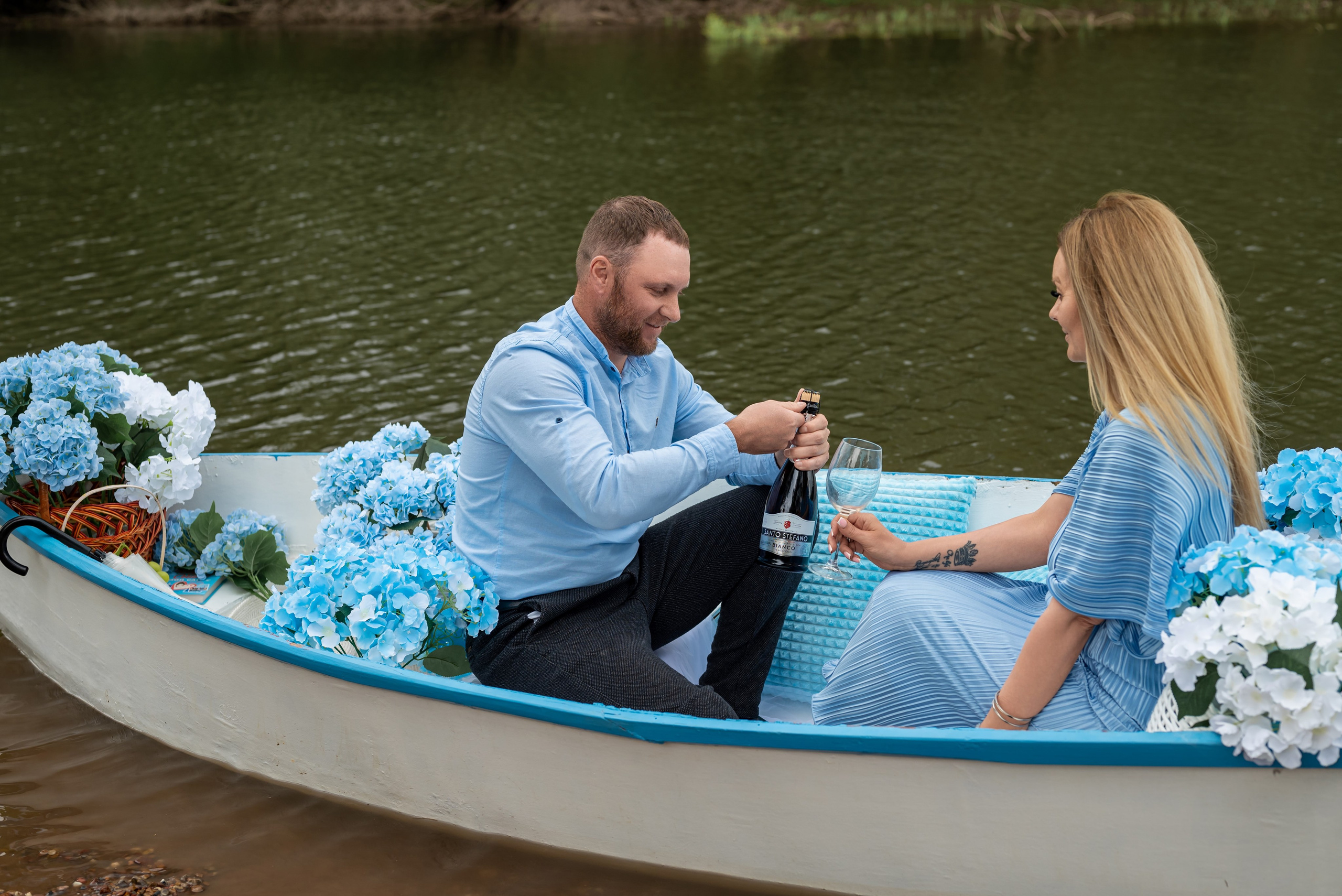 Фотопроект на лодке с голубыми гортензиями. Фотограф в городе Салават