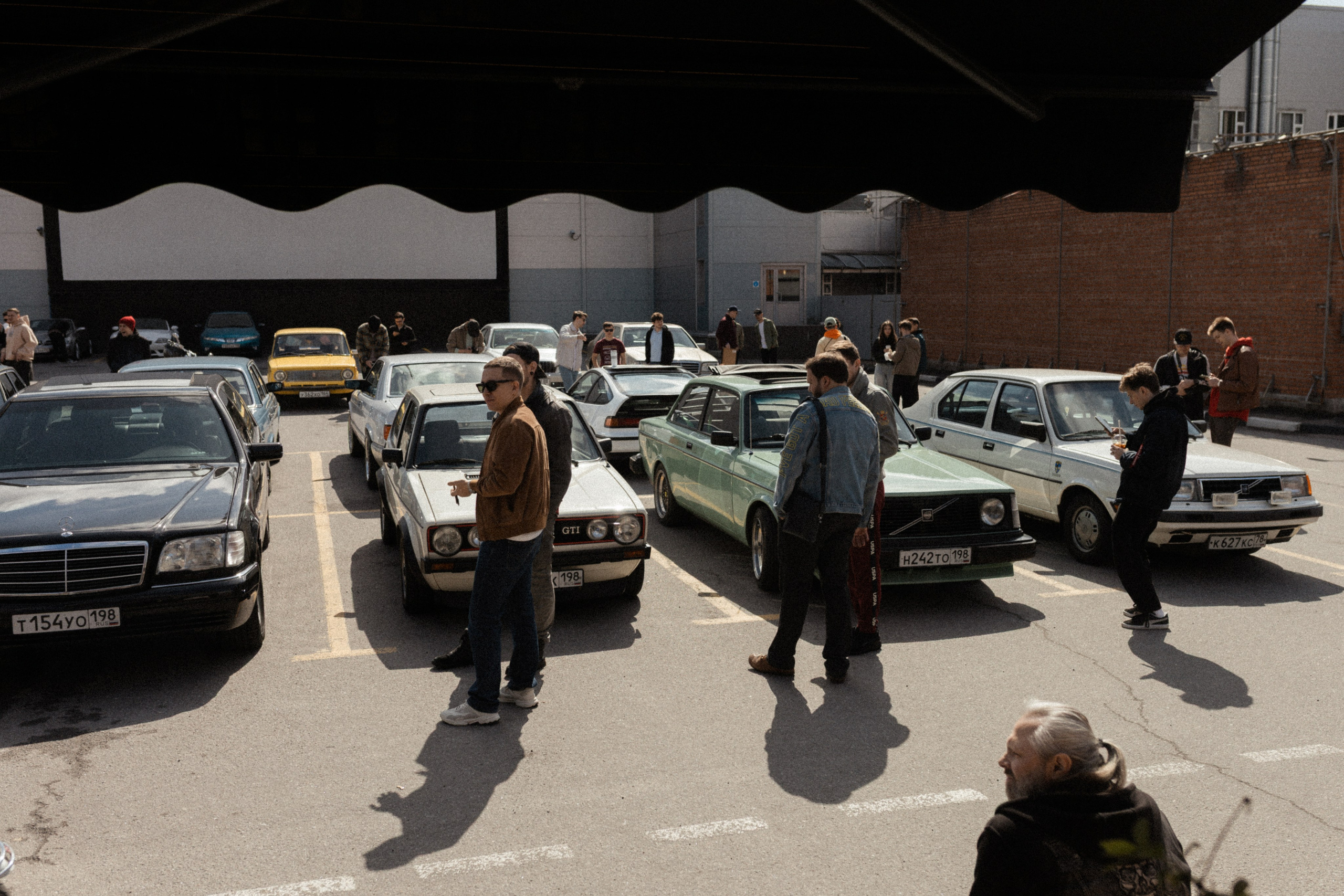 CARS and COFFE. Happiness is in the moments