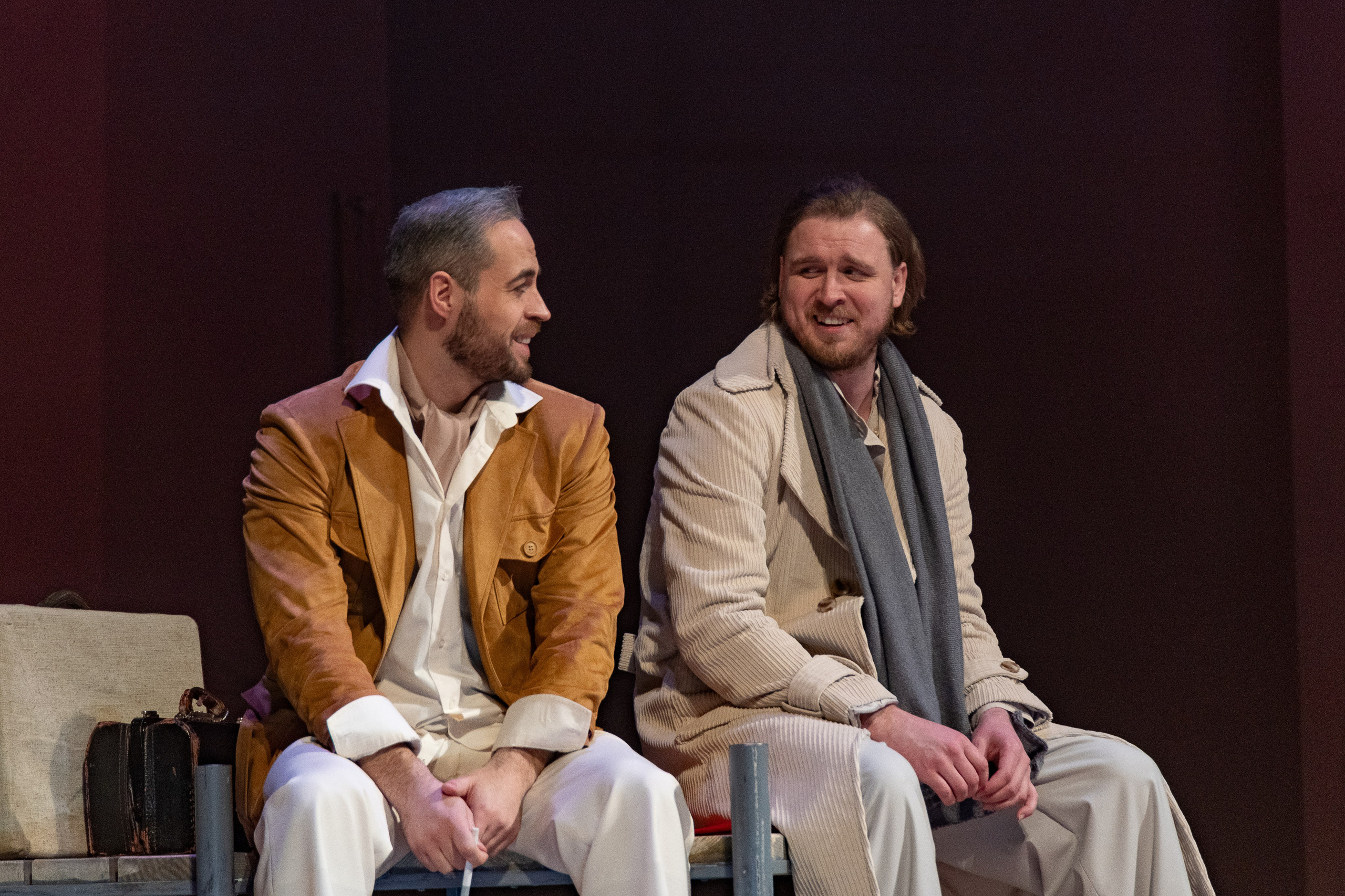 Алексей Егоршин и Ярослав Василенко сидят на скамейке, беседуют на сцене спектакля "Дети Солнца"