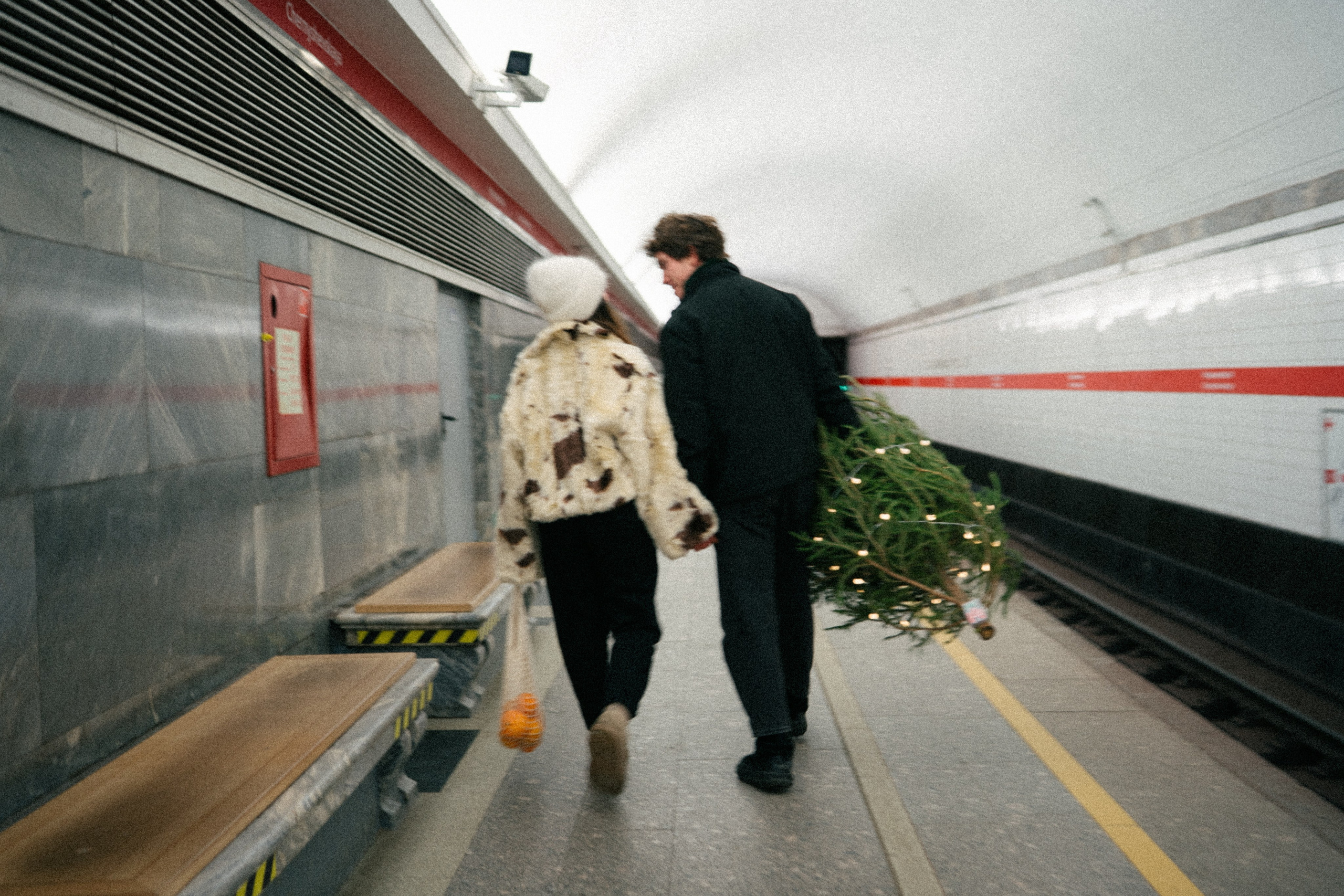 НОВОГОДНЯЯ ПРОГУЛКА ПАРЫ ПО ЧЕРНЫШЕВСКОЙ ПЕРЕД НОВЫМ ГОДОМ. Профессиональный фотограф, Санкт-Петербург — Виктория Богомолова