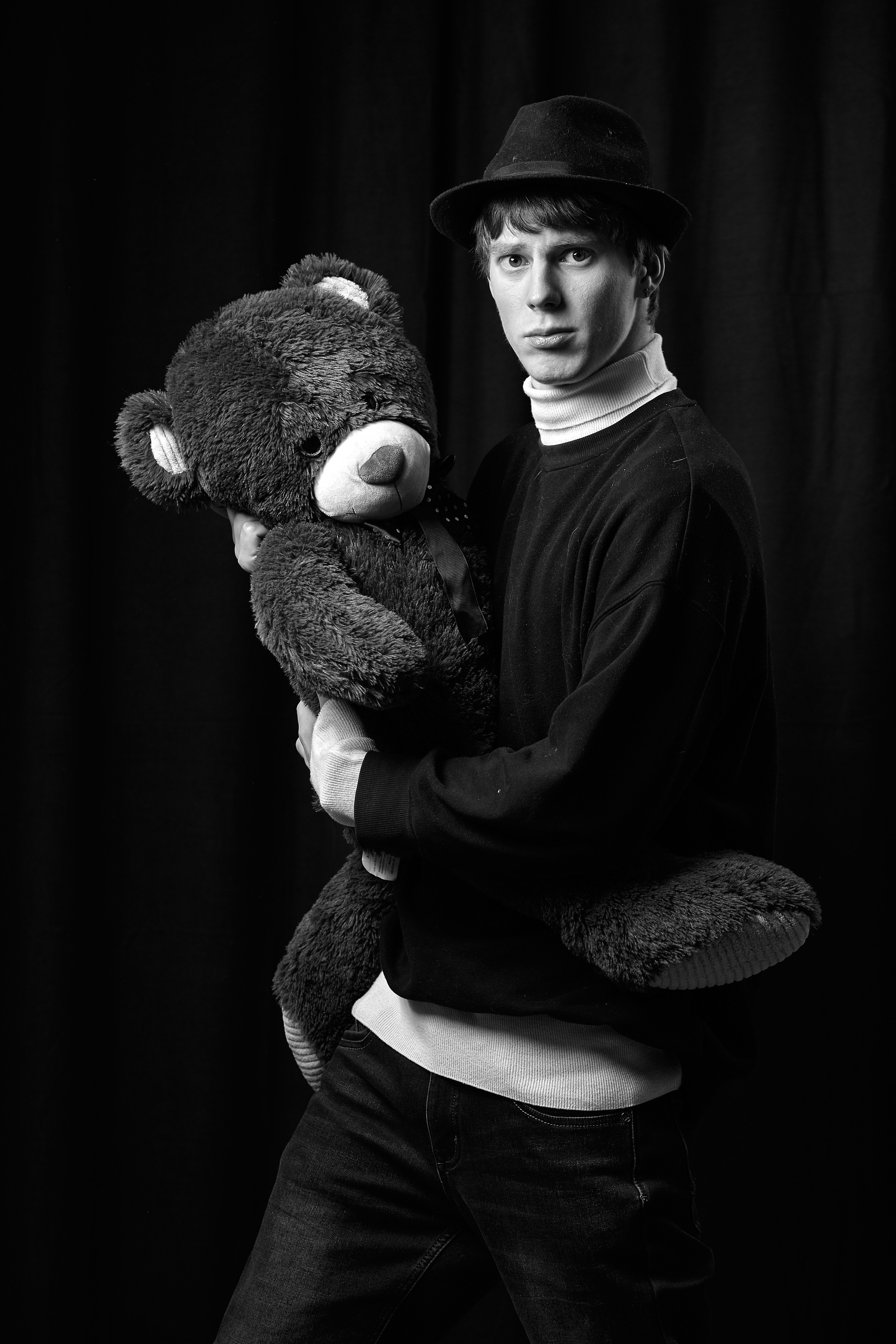 Актер с игрушечным медведем