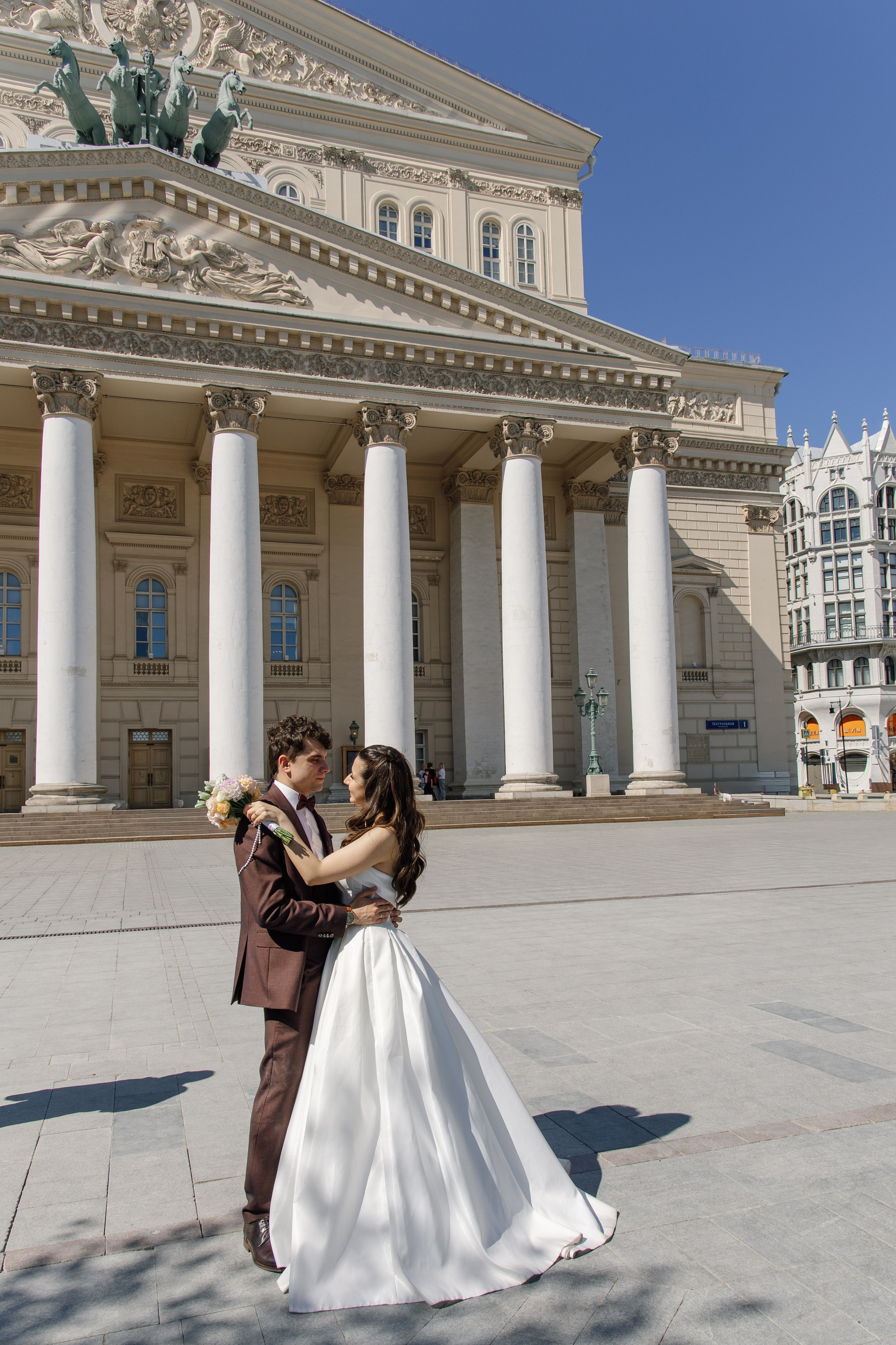 Свадебная фотосессия у Большого театра в Москве
