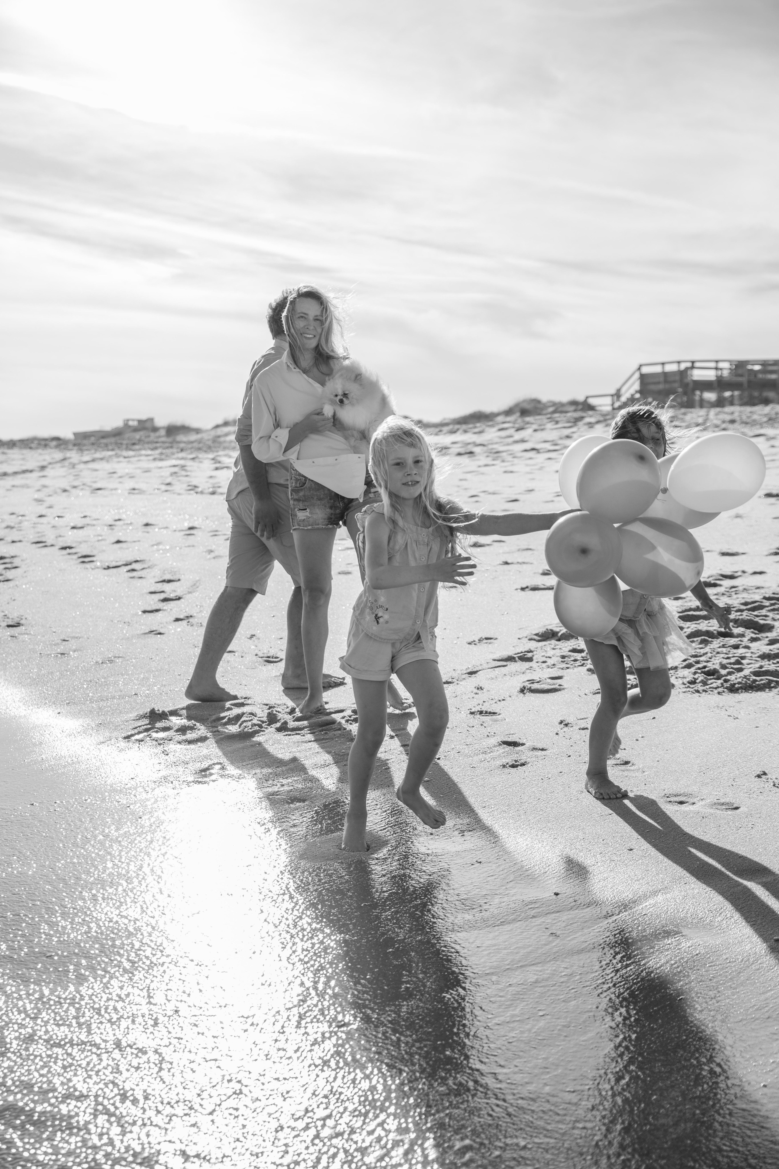 Family on the ocean. Professional Photographer in Portugal. Oksana Lomnova