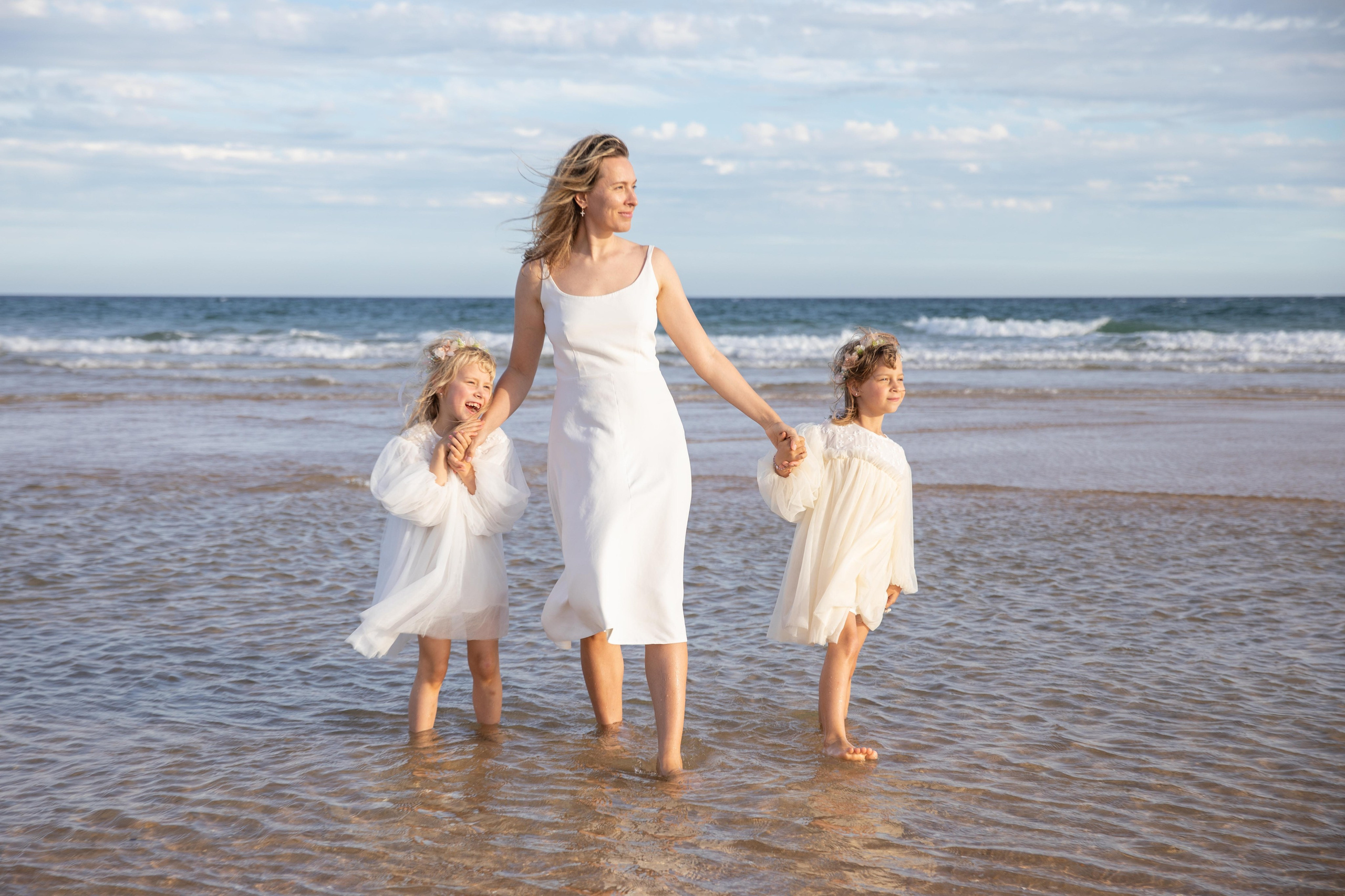 Family on the ocean. Professional Photographer in Portugal. Oksana Lomnova