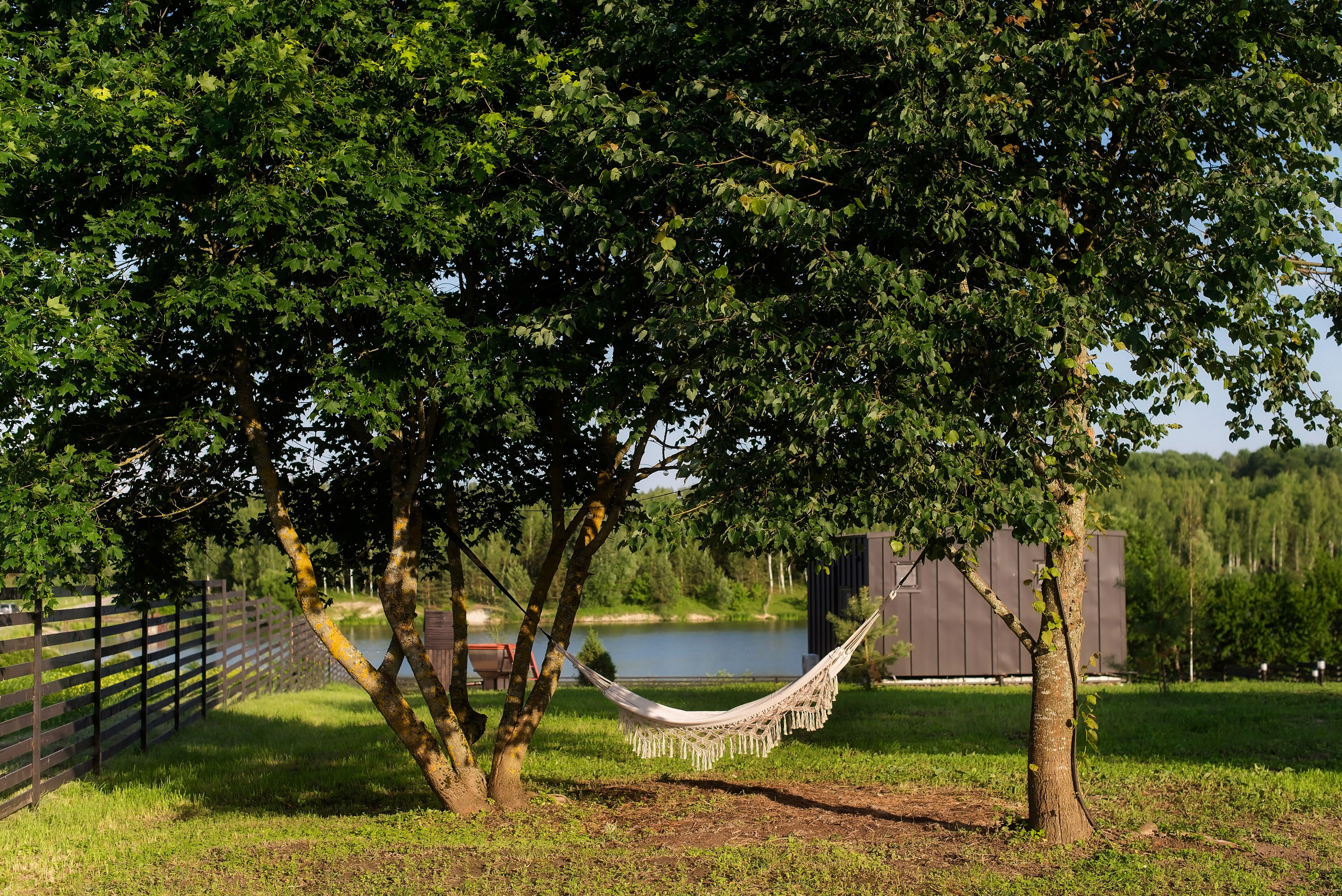 Наша территория. Глэмпинг. Аренда дома для отдыха в Брянске. Банный чан, зона BBQ. Дом на озере в Брянске. Отдых Брянск