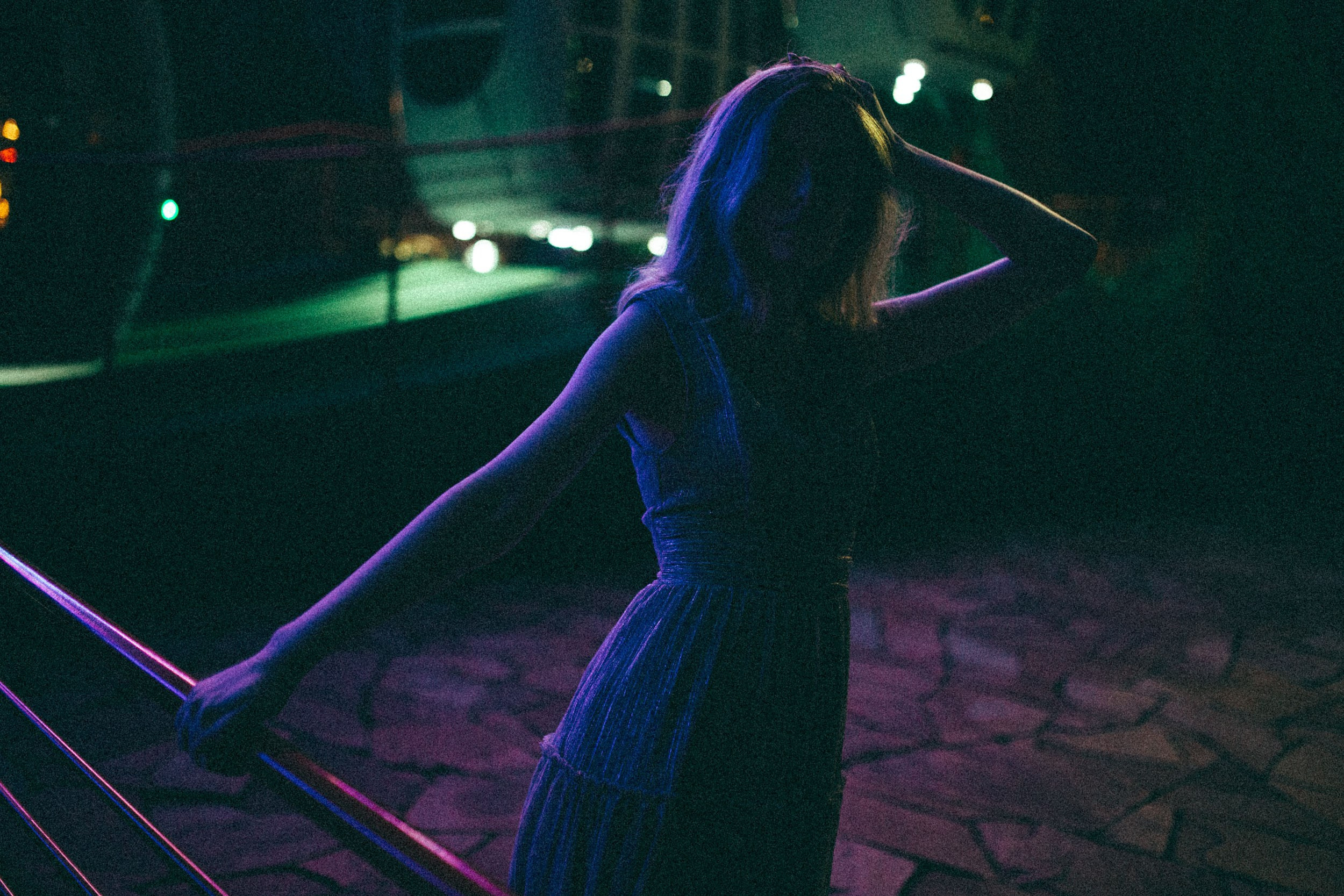 Девушка на прогулке в парке развлечений