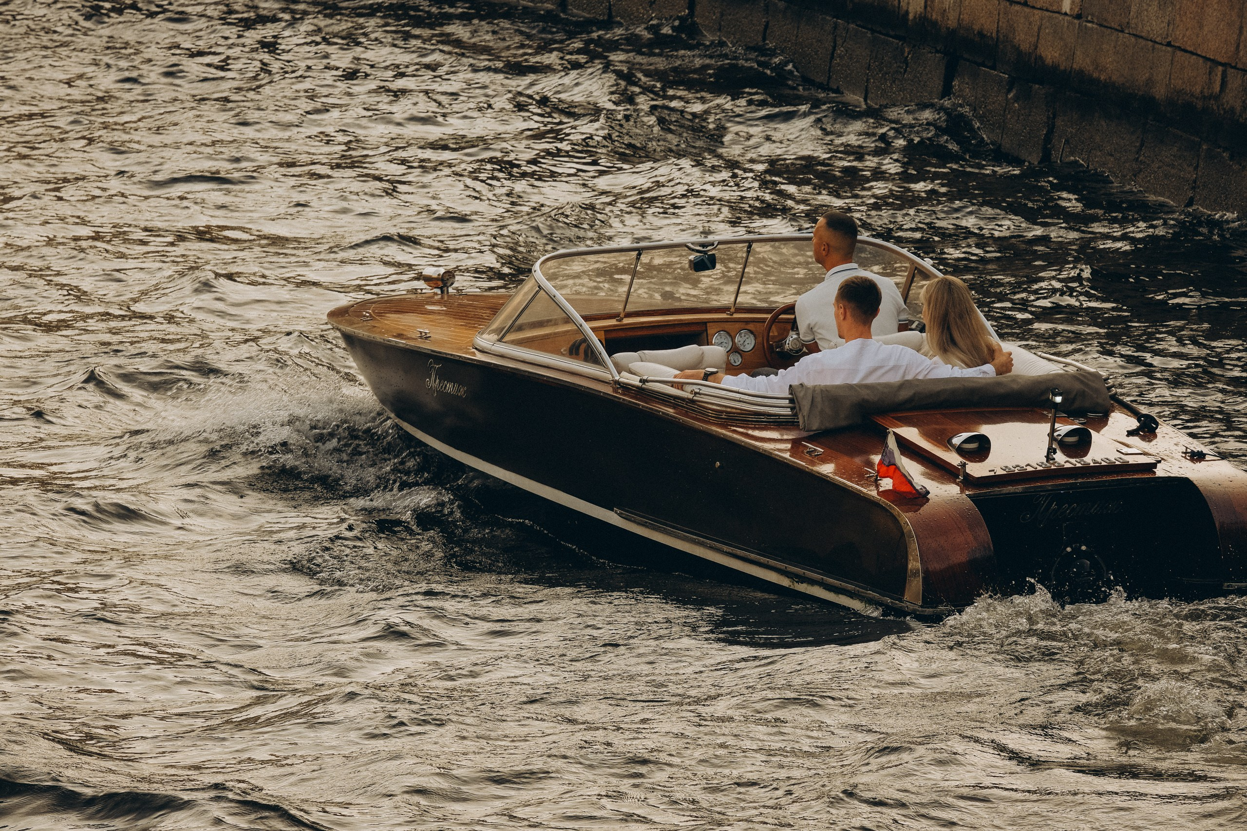 СВАДЕНБНАЯ СЬЕМКА НА КАТЕРЕ ПО КАНАЛАМ САНКТ-ПЕТЕРБУРГА И В АКВАТОРИИ НЕВЫ. Профессиональный фотограф, Санкт-Петербург — Виктория Богомолова