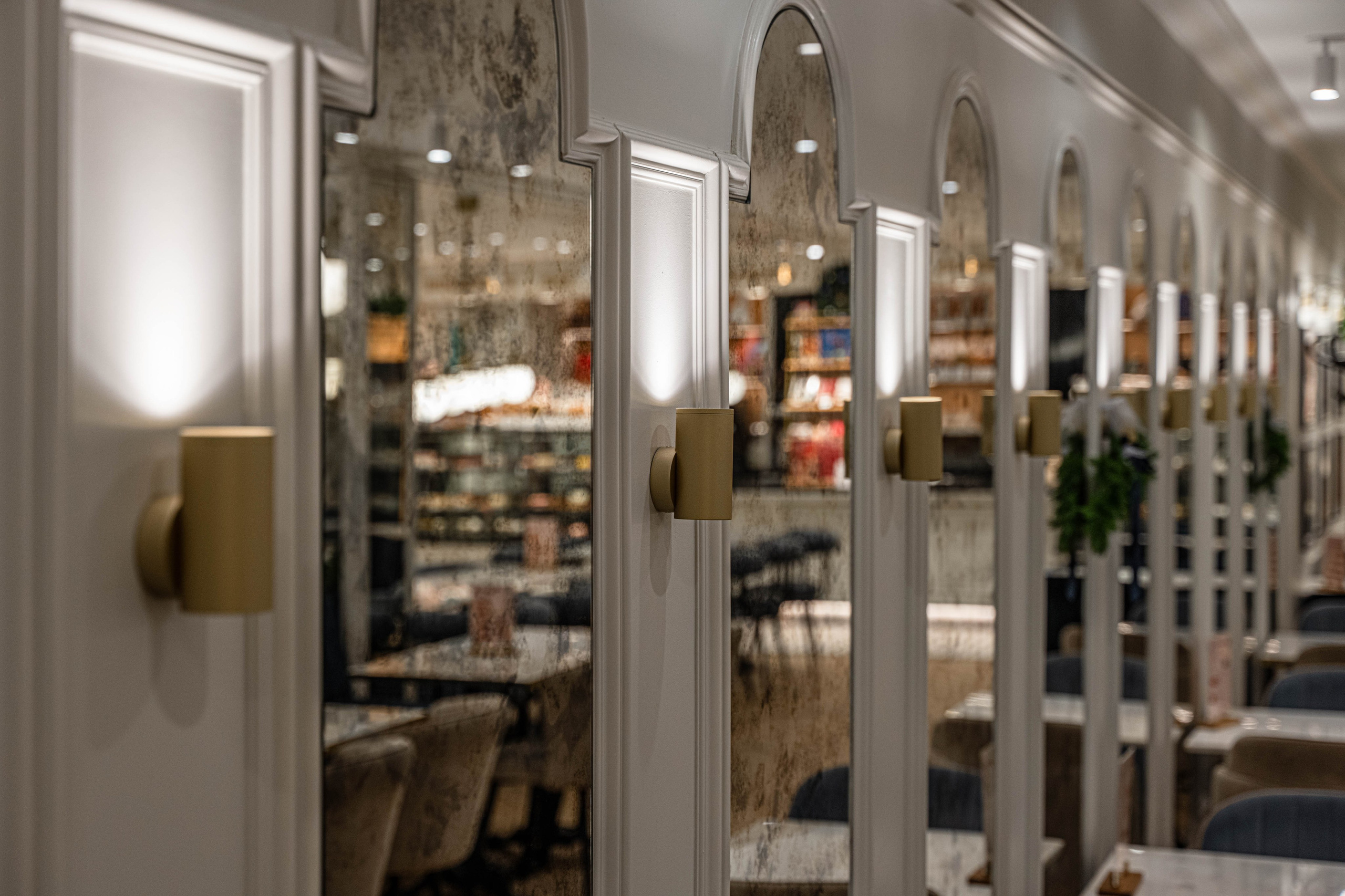 Фотосъемка освещения Maytoni в кафе Север. Интерьерный и репортажный фотограф в Санкт-Петербурге