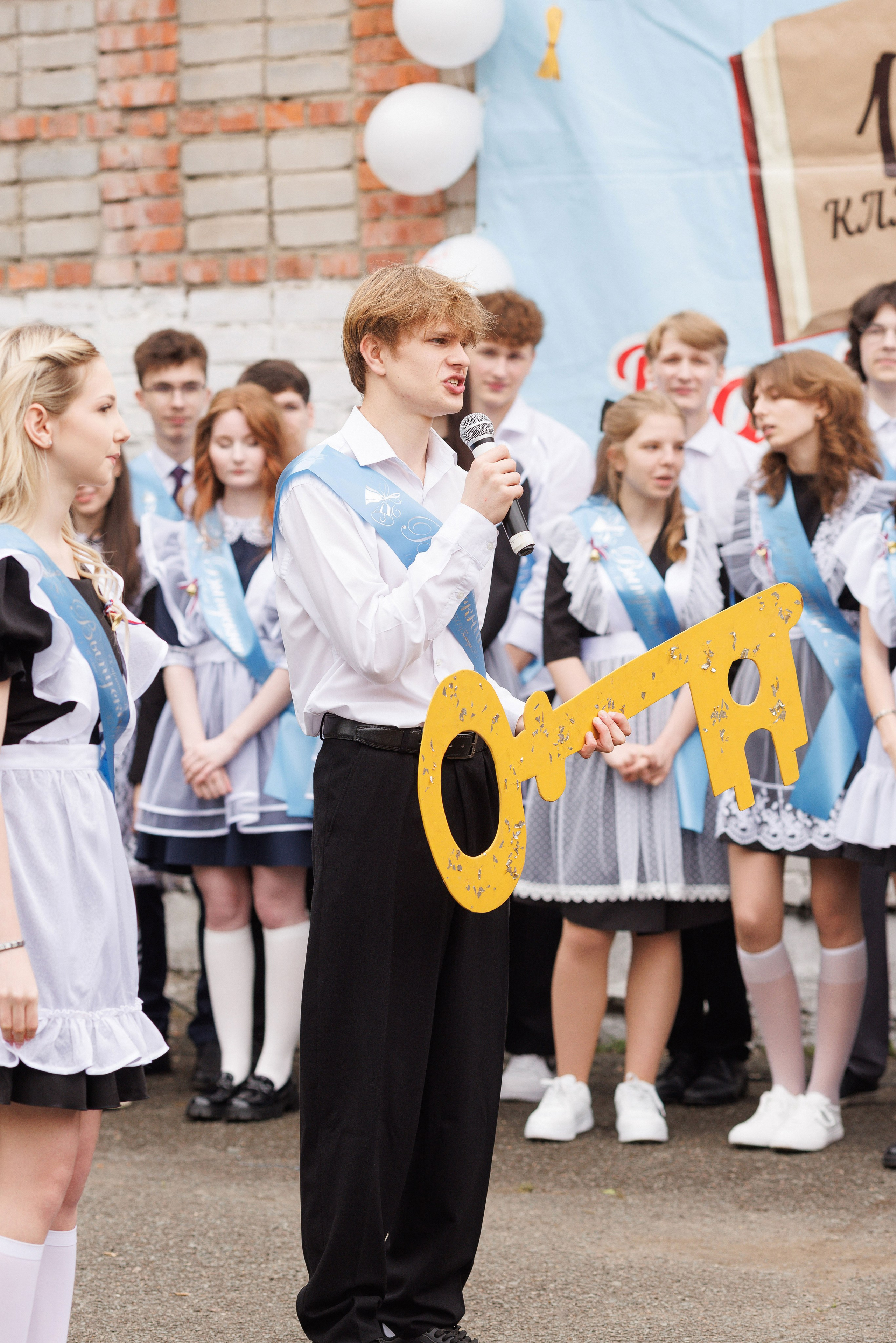 Последний звонок Гимназия Артем. Photoalbum-vl.ru