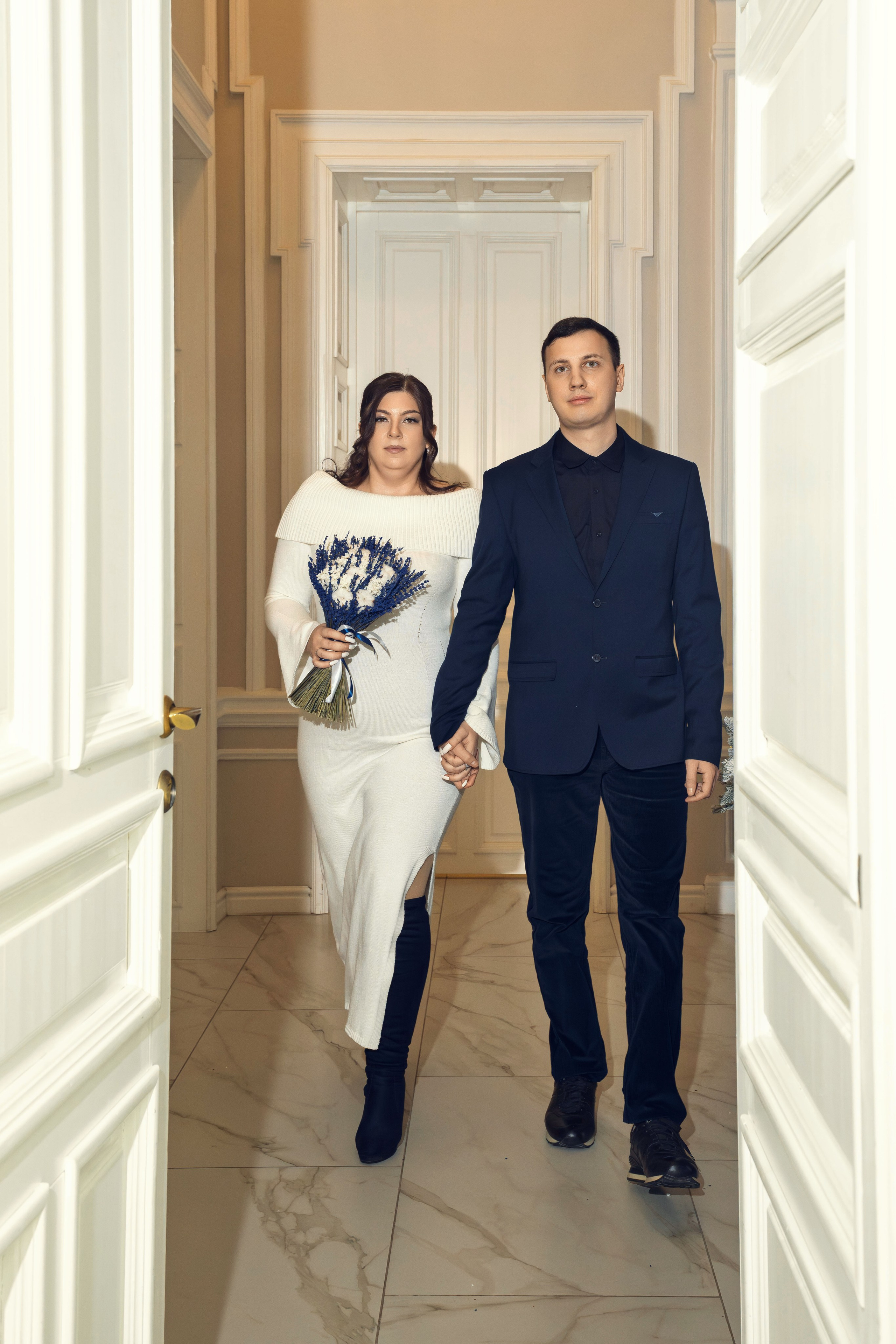 Жених и невеста обнимаются у ЗАГСа после регистрации. Невеста с букетом в руках во время церемонии в ЗАГСе. Обмен кольцами на регистрации брака в ЗАГСе. Первый поцелуй молодожёнов после регистрации в ЗАГСе. Подпись в книге регистрации брака крупным планом. Молодожёны держатся за руки в зале ЗАГСа. Выход молодожёнов из ЗАГСа под аплодисменты гостей. Свадебный портрет невесты в белом платье с букетом. Портрет жениха в костюме во время свадебной фотосессии. Совместный портрет молодожёнов на прогулке в парке. Невеста и жених идут по аллее, держась за руки. Молодожёны целуются на фоне городских улиц во время прогулки. Свадебная фотосессия в парке: жених поправляет фату невесте. Невеста смеётся, жених обнимает её со спины. Крупный план: свадебные кольца на руках молодожёнов. Детали свадьбы: букет невесты крупным планом. Невеста и жених на фоне архитектуры города во время прогулки. Молодожёны на закате: романтичный кадр со светом в контровике. Свадебная фотосессия у воды: пара смотрит друг на друга. Гости поздравляют молодожёнов у ЗАГСа, живые эмоции.