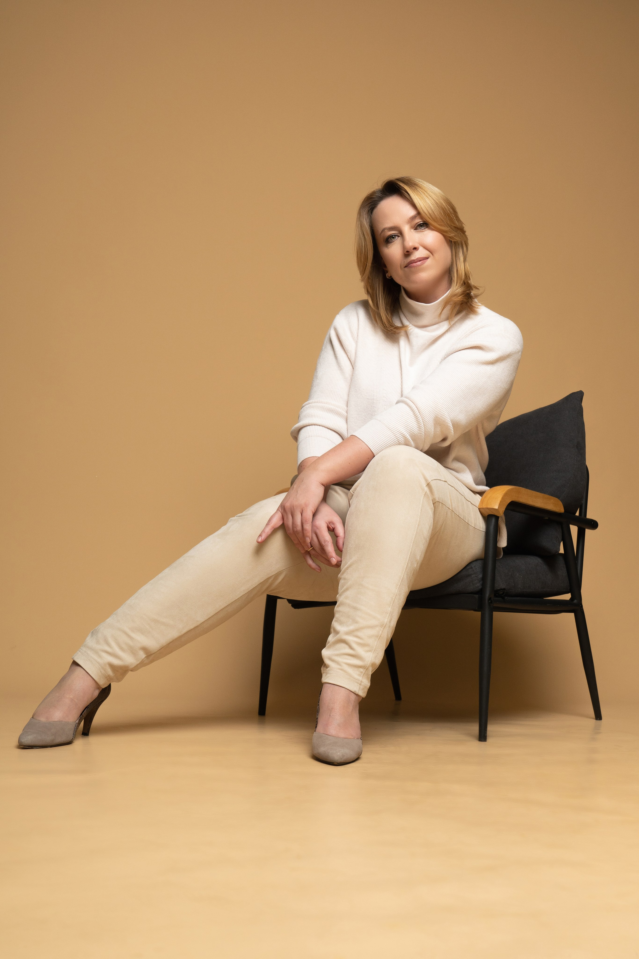 Фотоконтент, женский портрет. Занимаюсь профессиональной фотографией и живу рядом с Байкалом. Работаю в разных жанрах