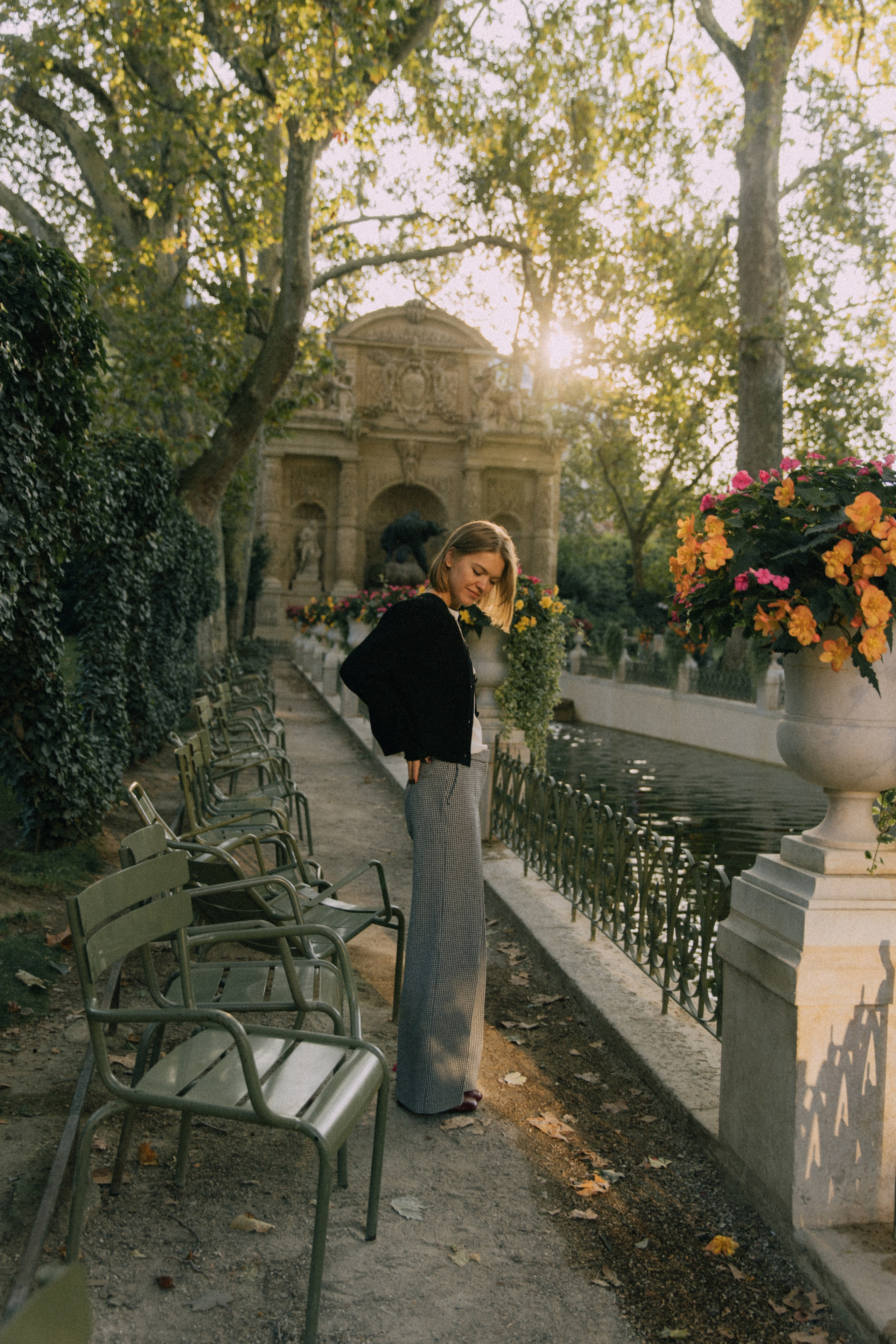 September sun. Photographer in Paris