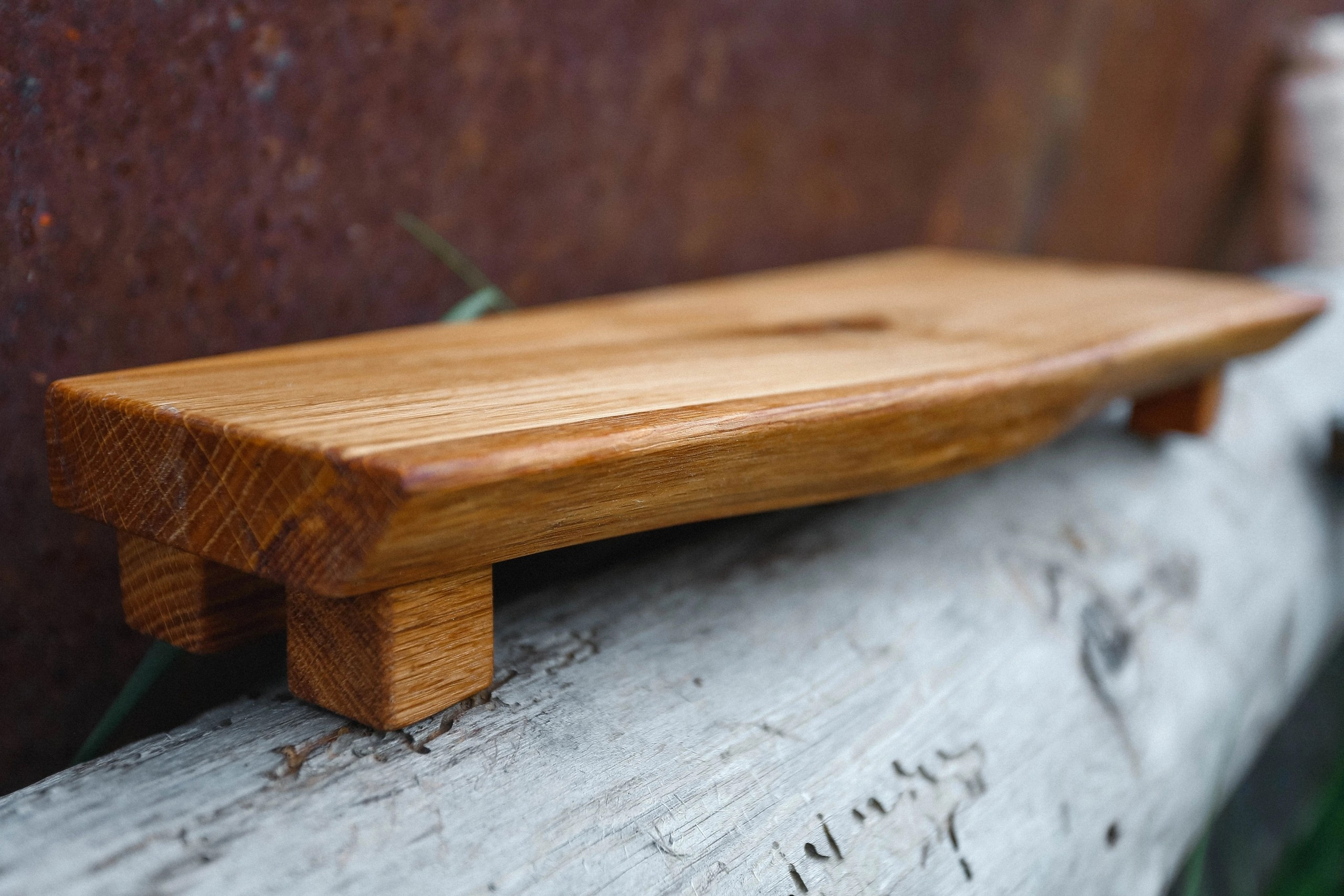 Столик на ножках. Разделочные доски и деревянная мебель на заказ