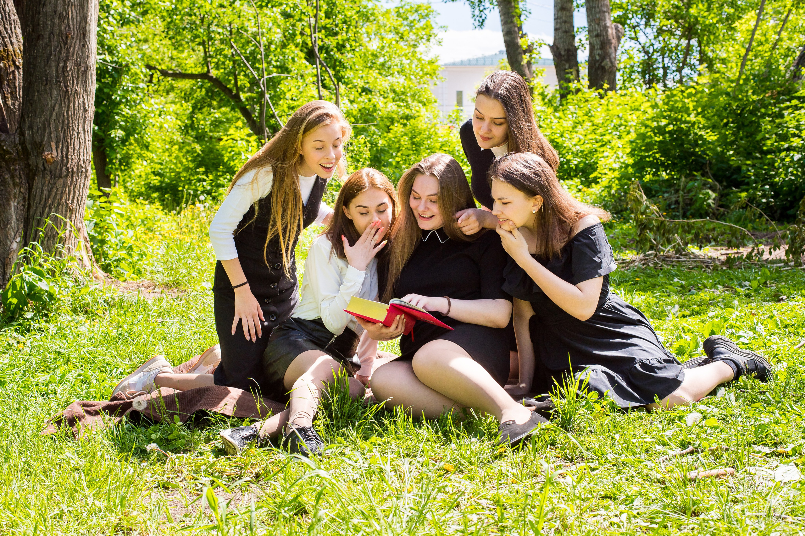 В школьном дворе, парке. Детский фотограф в Екатеринбурге и Берёзовском Евгений Кондаков