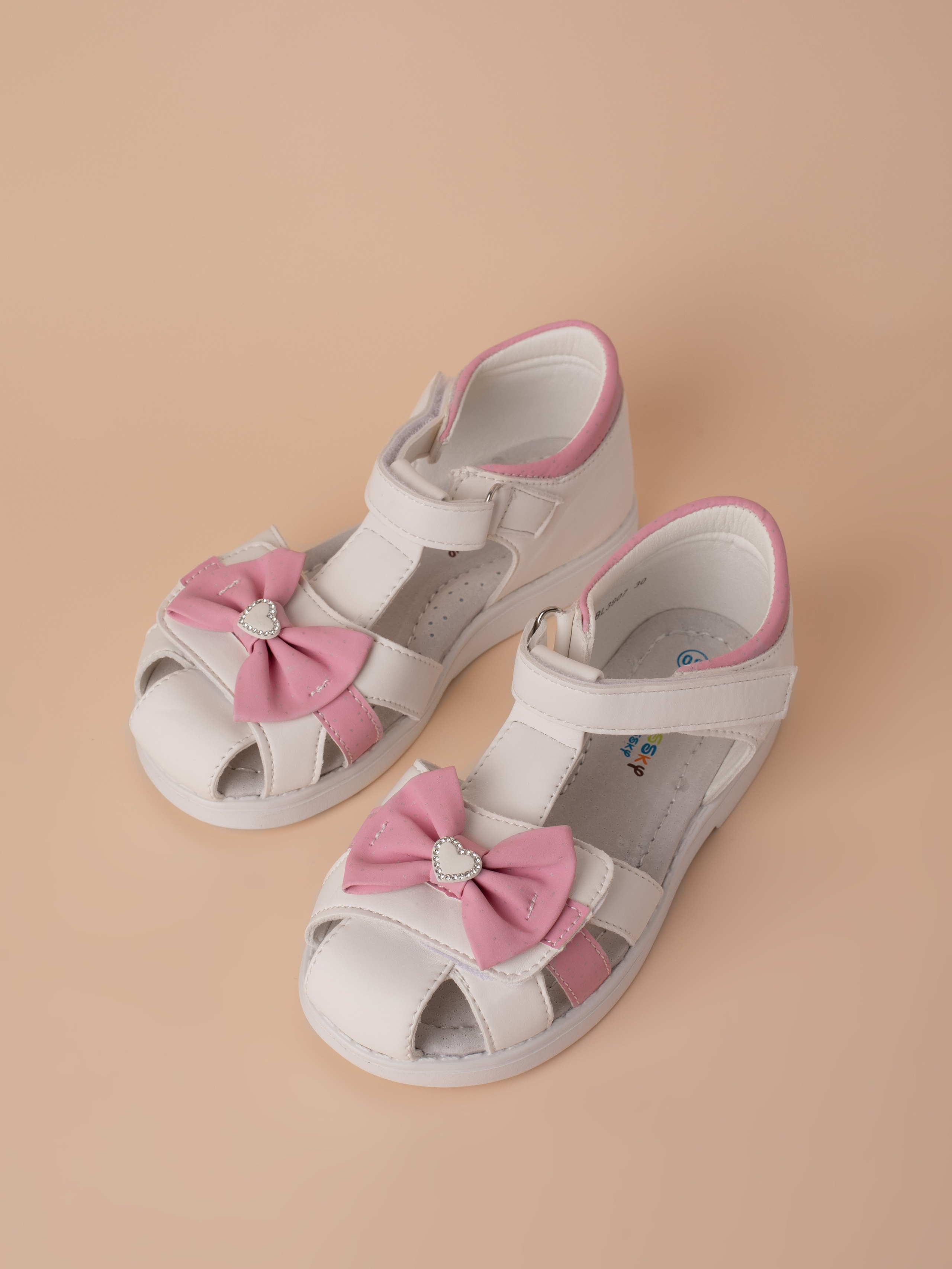 Сандали для девочки. Фотостудия предметной и модельной съёмки для маркетплейсов