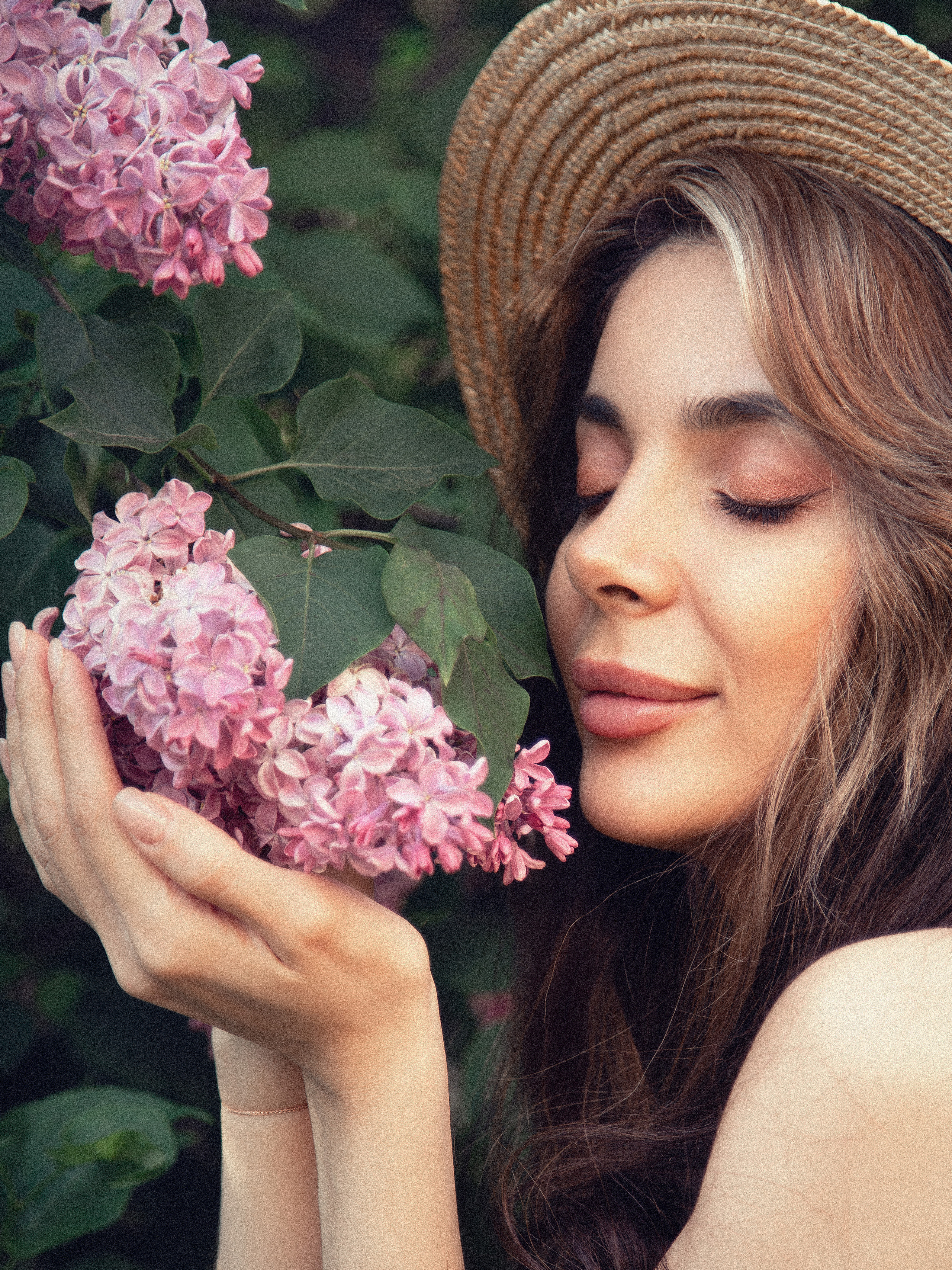 Фотосессия в сирени — нежные женские портреты в Москве | Анна Татаурова. Фотограф Анна Татаурова | Авторская фотосъемка в Москве