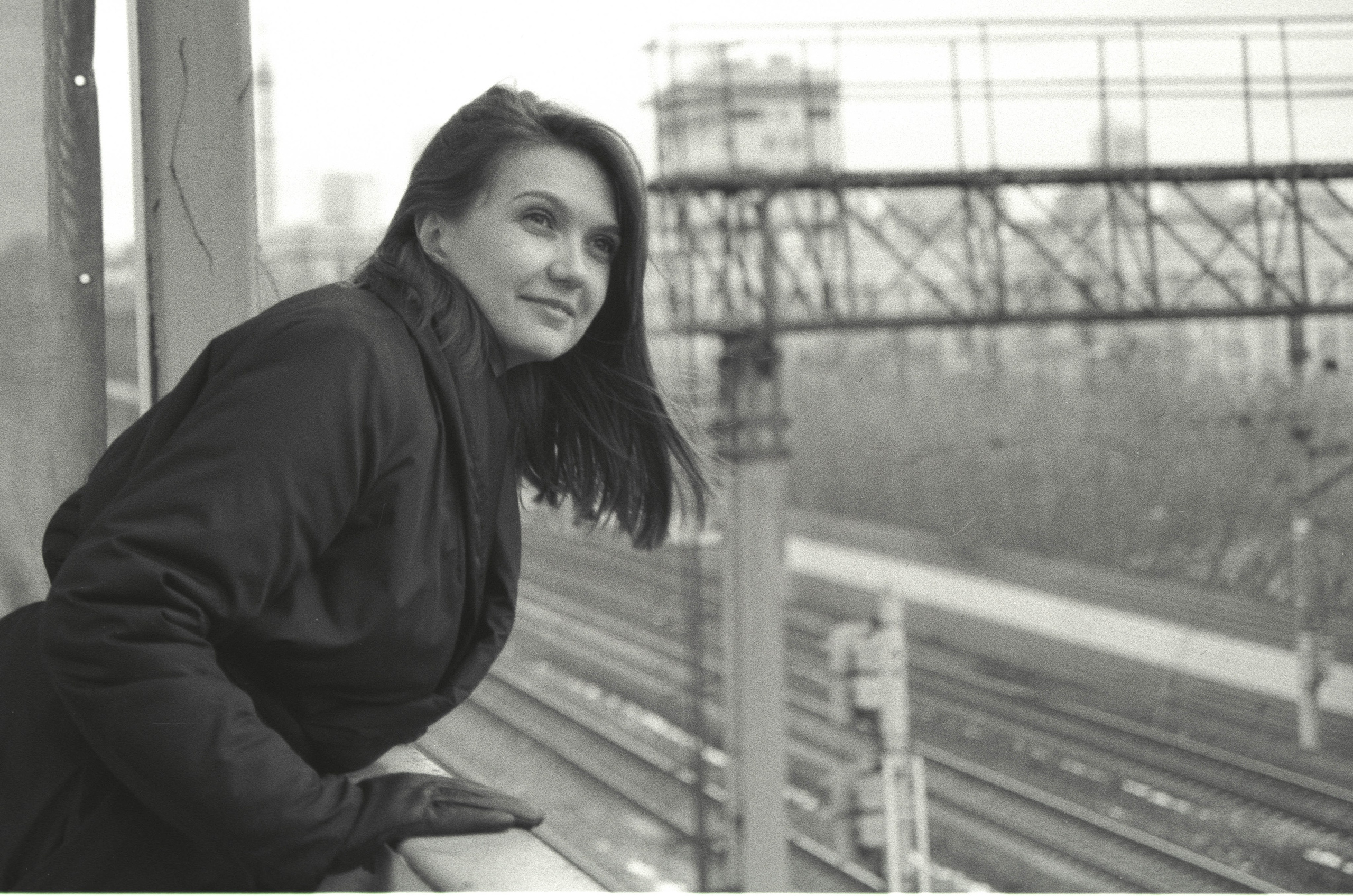 Автор фотограф: Додров. Ph: dodrov. Пленочная фотография обладает своим уникальным очарованием и стилем, который отличается от цифровых снимков. Ее особенный характер проявляется в необычайной глубине, насыщенности и теплоте цветов, а также в нежной зернистости, которая добавляет текстуры и атмосферности снимкам