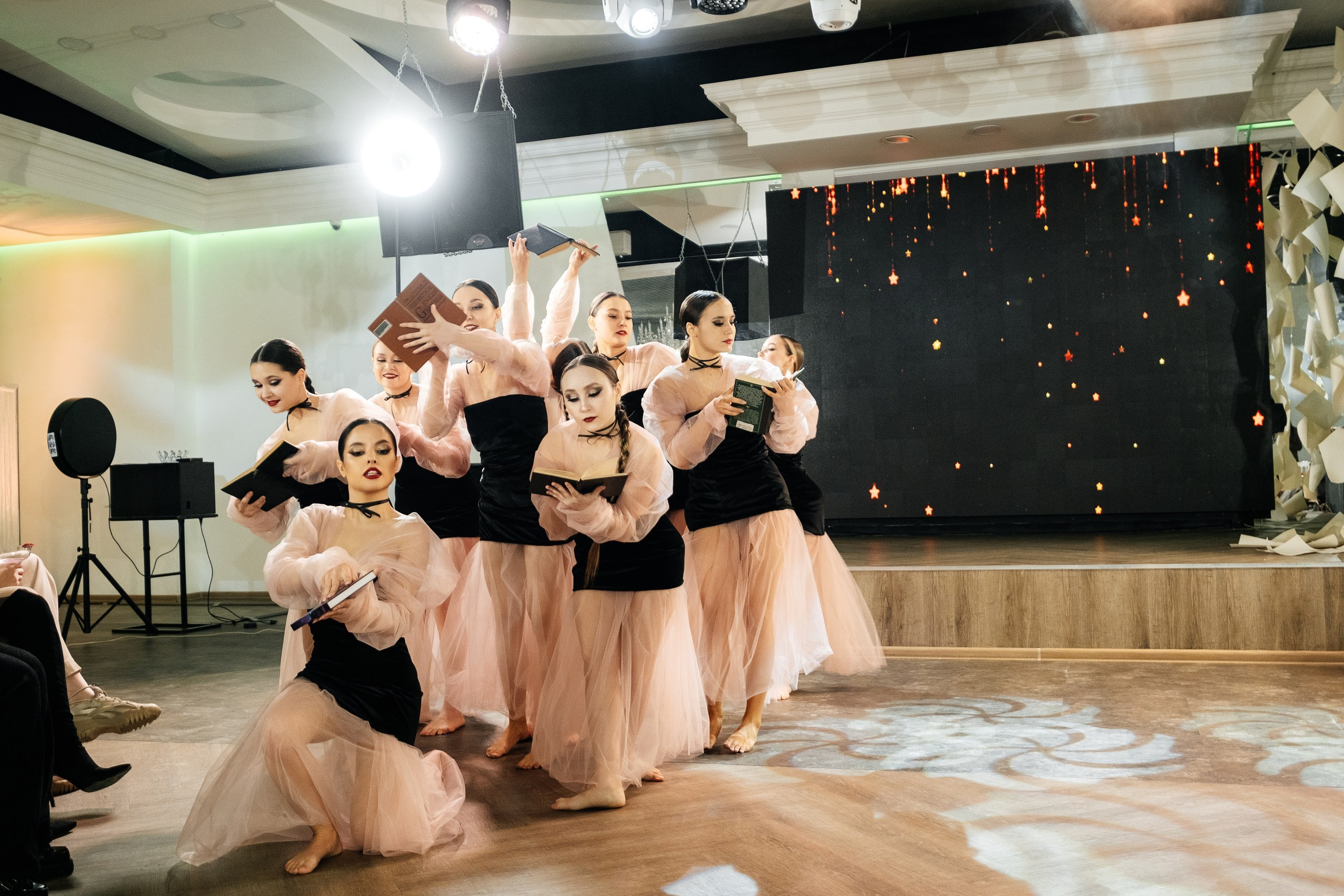 Выступления на банкетных площадках. Танцевальная шоу-группа «GRANAT»