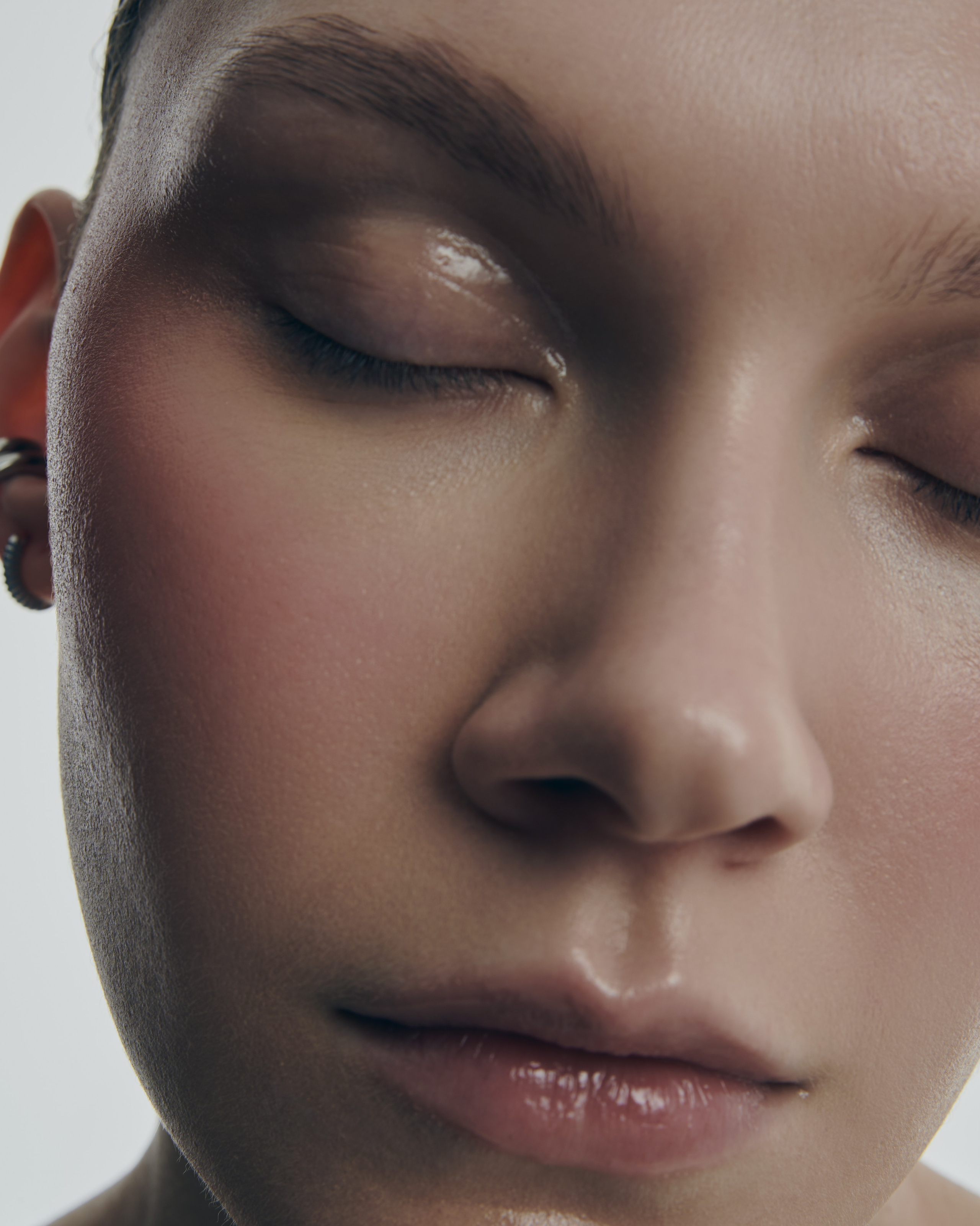 Студийная бьюти-съёмка — Артём ГалицкийПровожу профессиональные бьюти-съёмки в студии: фокус на коже, макияже, деталях и световом рисунке. Работаю с косметическими брендами, визажистами, продакшенами и креативными командами. Создаю чистые и выразительные бьюти-кадры для кампейнов, портфолио, каталога или социальных сетей.Грамотно выстраиваю свет, понимаю особенности работы с глянцем, текстурой кожи и бликами. Опыт в гаферстве помогает контролировать техническую часть съёмки — от расстановки оборудования до финального сетапа.