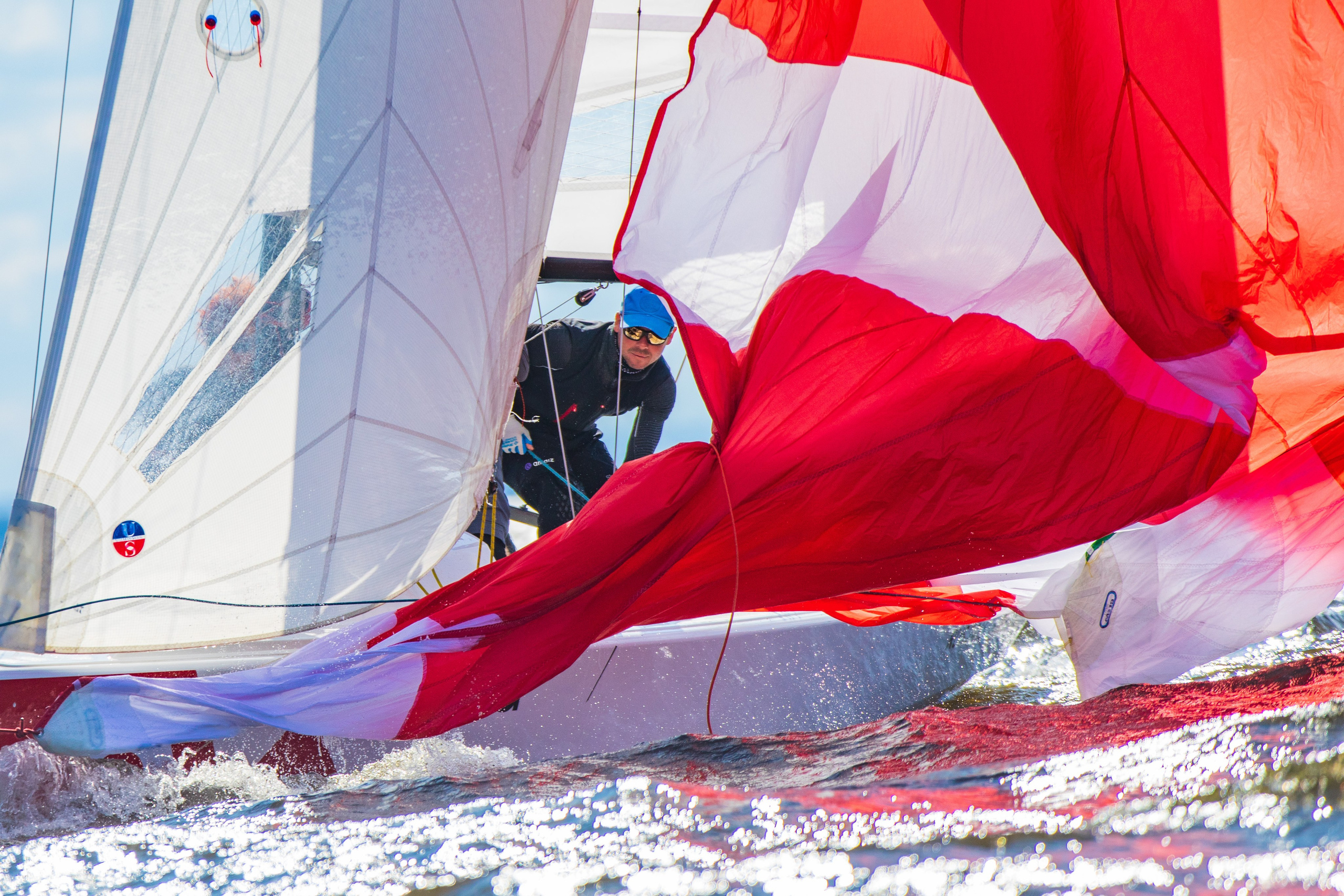 Постановка генакера на яхте класса MX700. Борьба в парусном спорте.