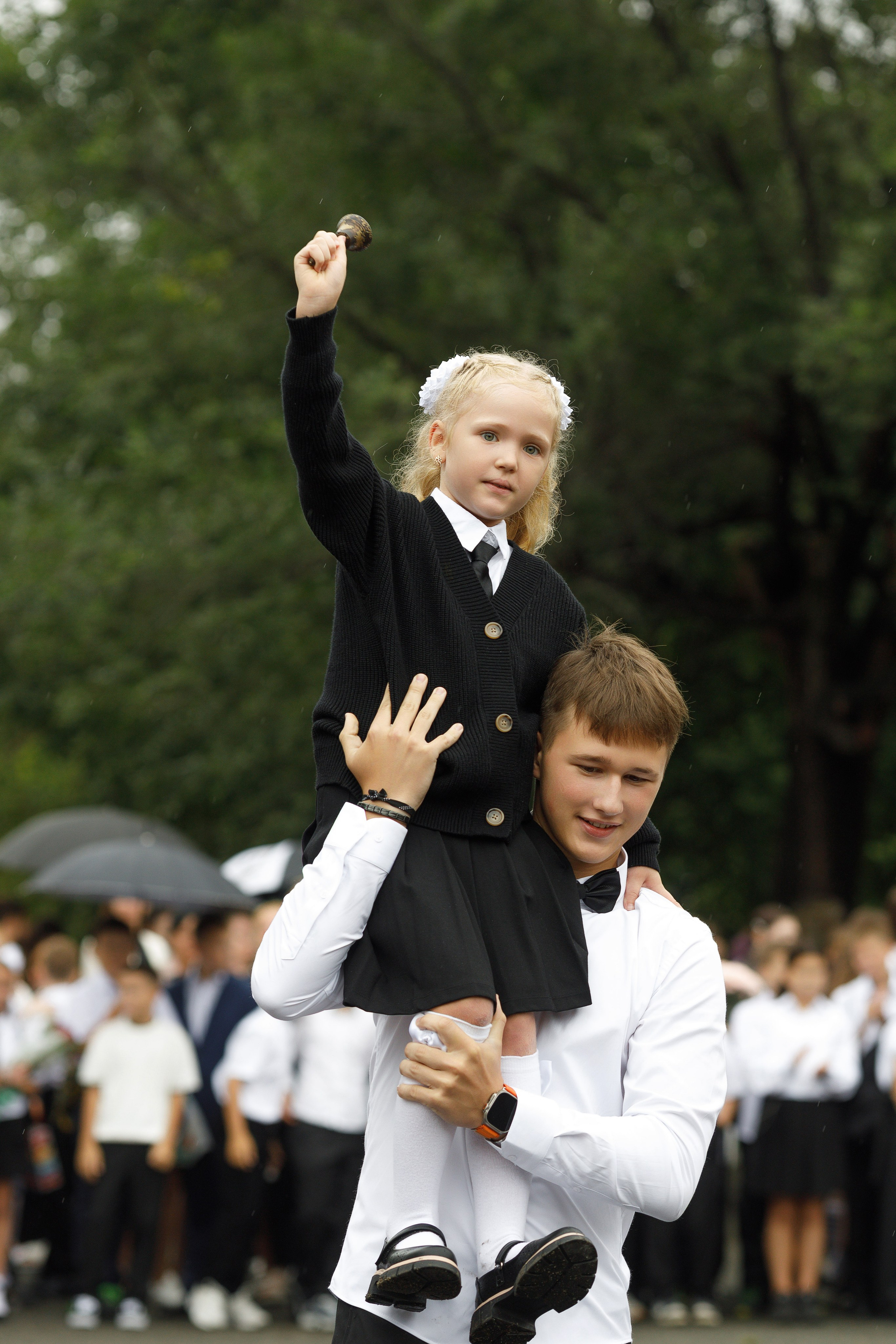 Линейка 11 клас Гимназия Артём. Photoalbum-vl.ru