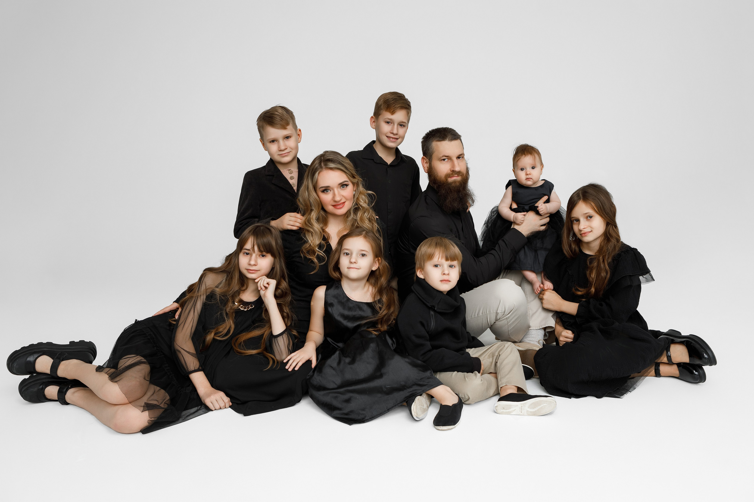Семья в черных одеждах с семью детьми