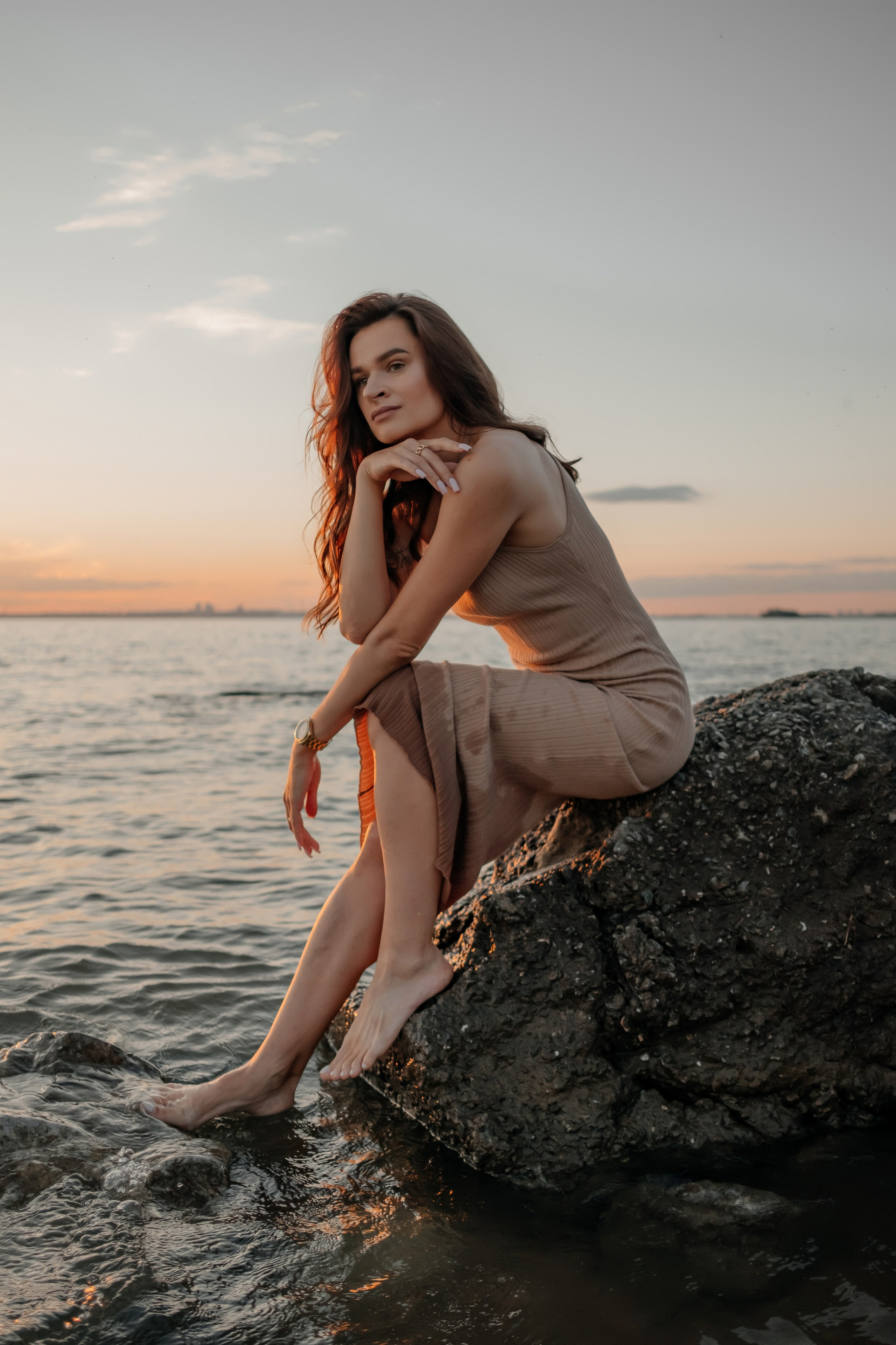 Катя с дочками на берегу. Фотограф в Новосибирске Диана Ильиных