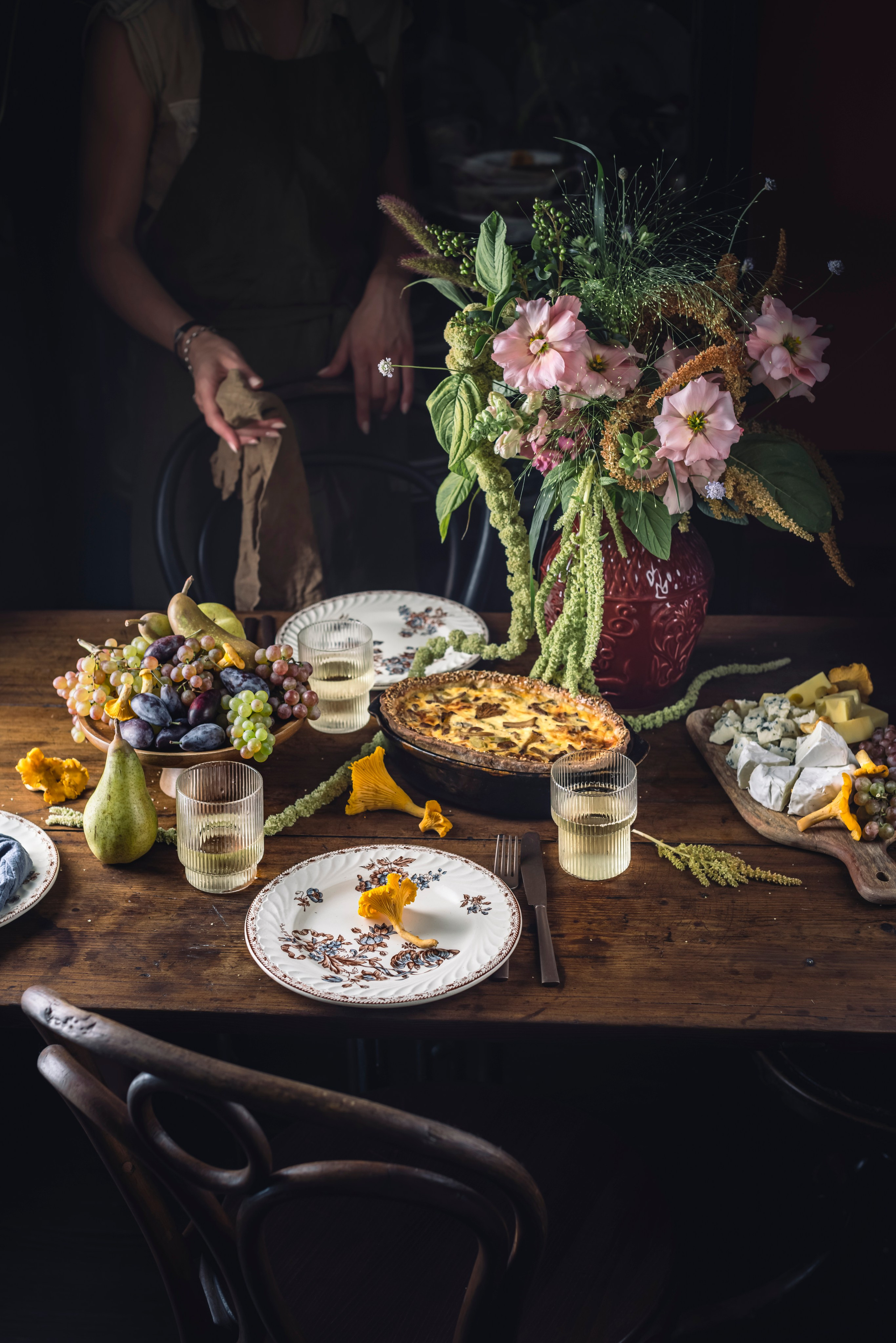 Киш с лисичками сервировка. Foodie Stories (гастрономические истории) рекламная фуд-фотосъёмка, Москва
