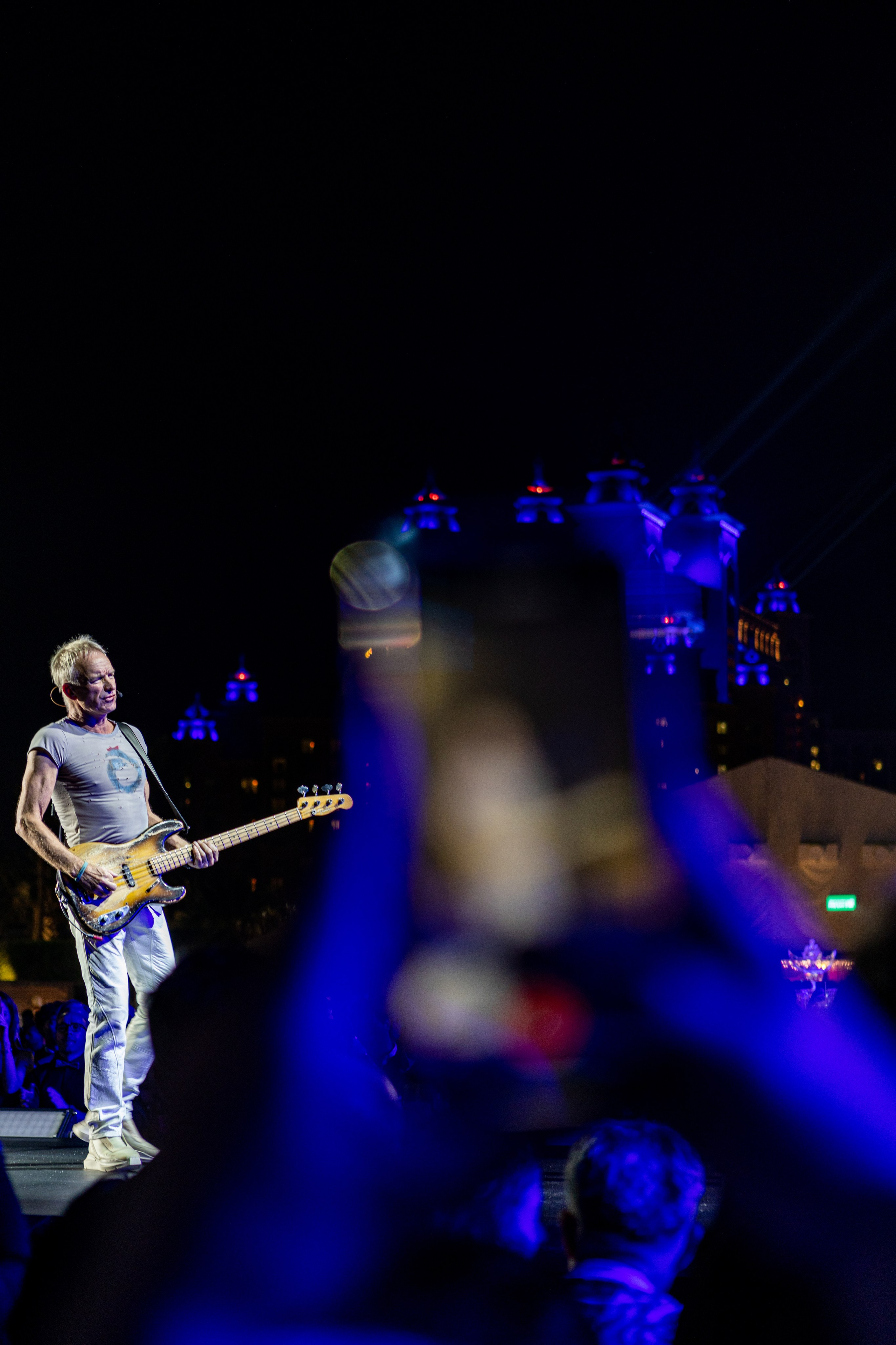 Стинг с гитарой на концерте в Дубай