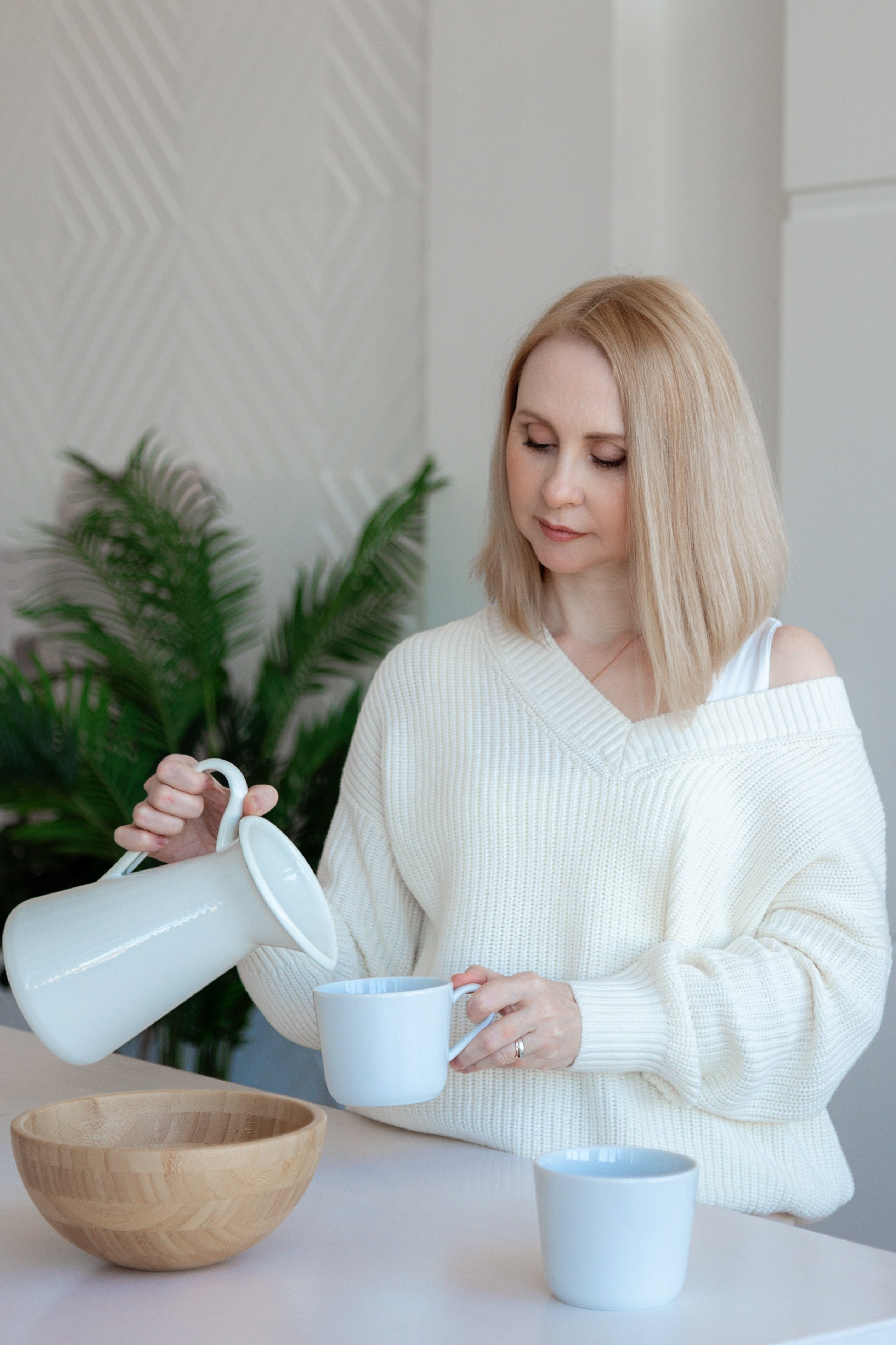 фотограф Анна Добрачева, aidphoto, девушка блондинка, белый свитер, голубые глаза, белый графин