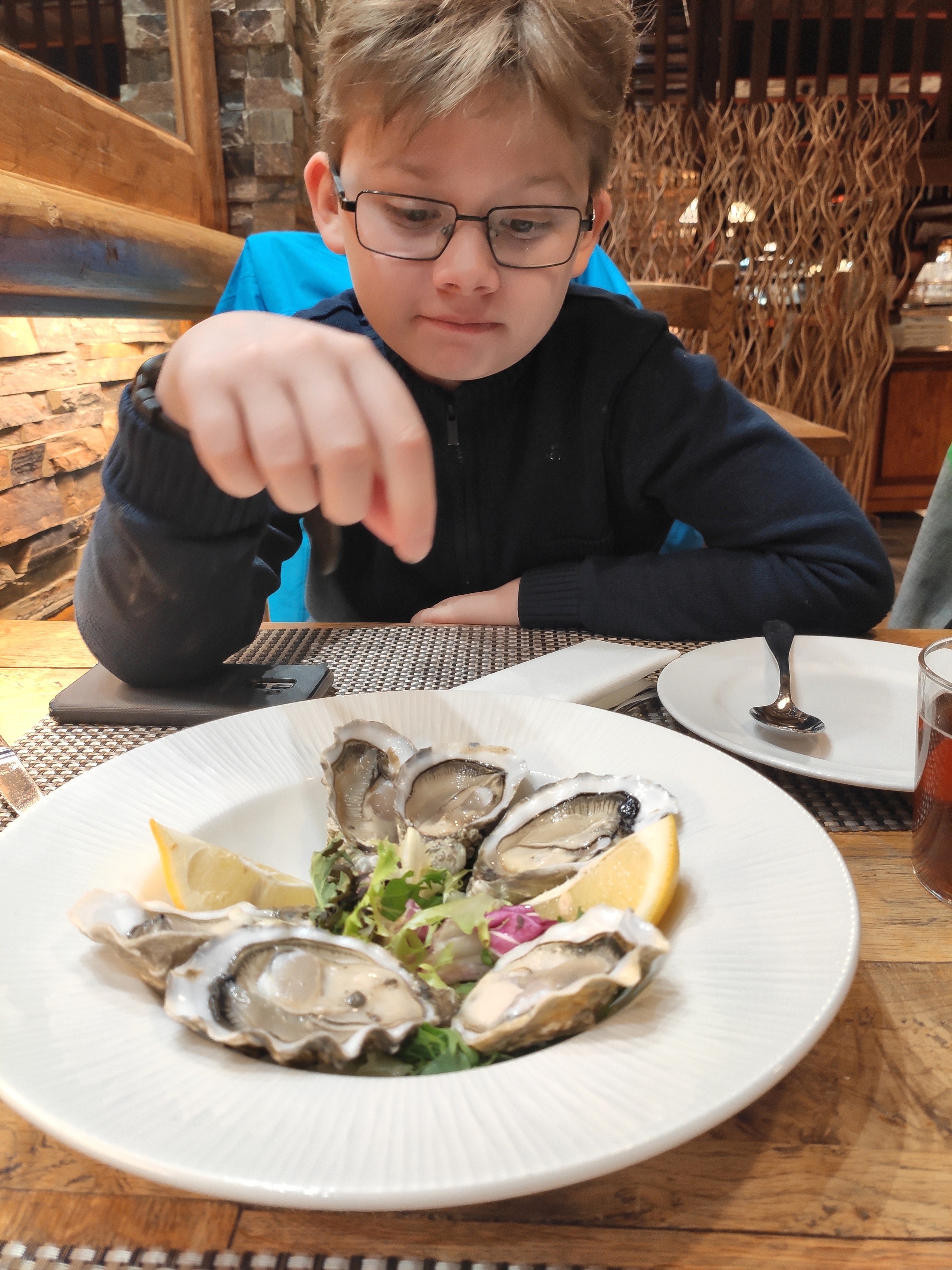 До моря - часа 3-4 дороги. Но представлены все деликатесы - и осьминоги, и устрицы, и лягушки...