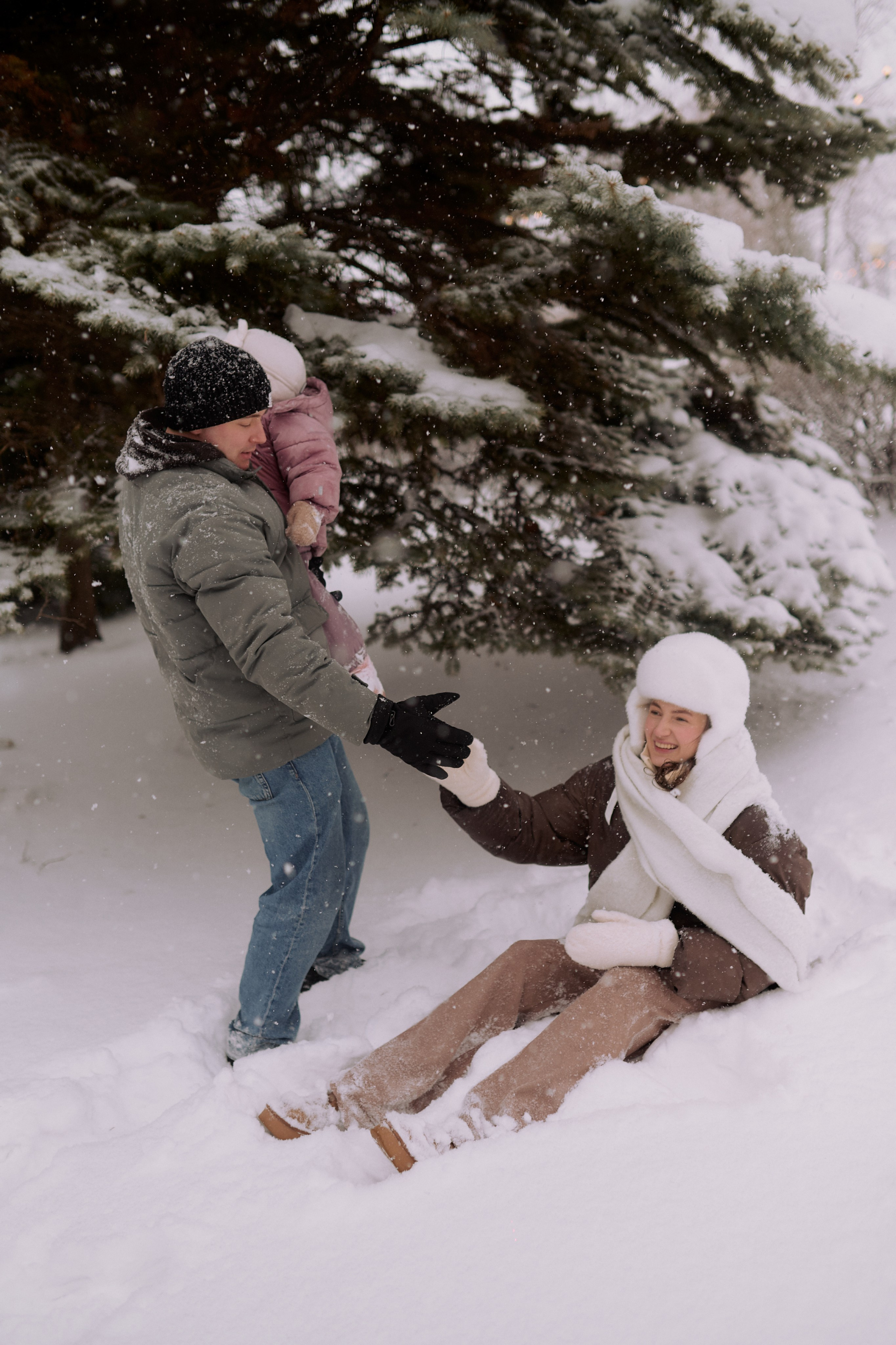 Андрей, Леся и Василиса в снежном парке. Семейный и свадебный lifestyle-фотограф в Москве Мария Петрова