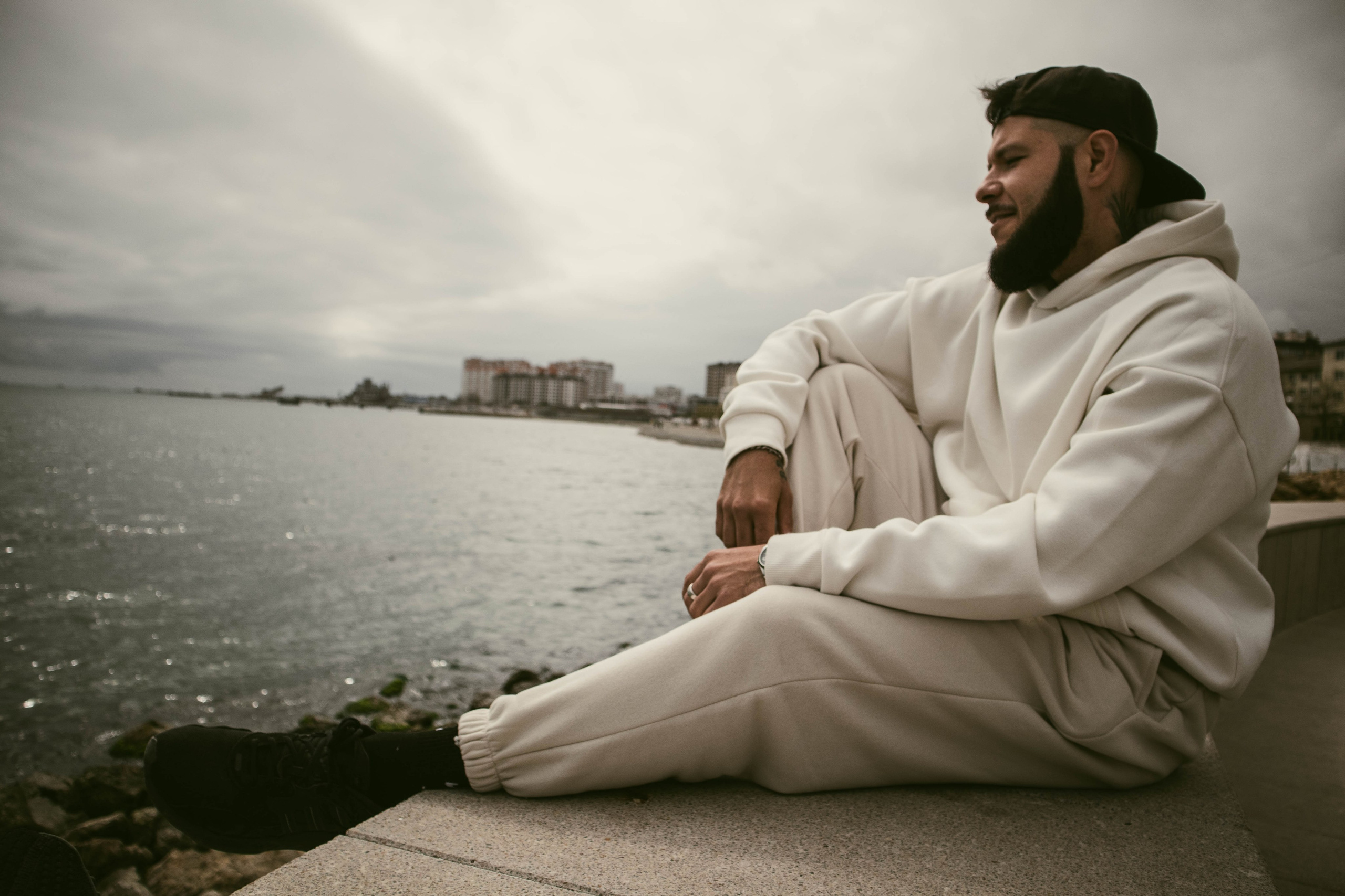 О. Уличный фотограф Города N