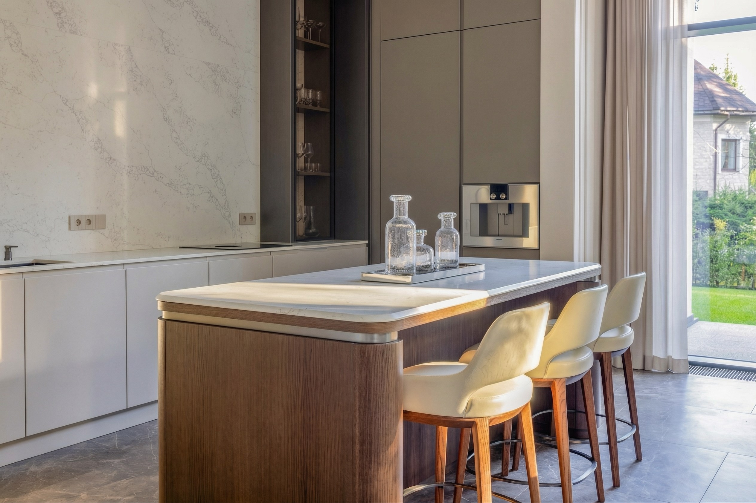 Современная премиальная кухня с островом из темного дерева, мраморным фартуком и встроенной техникой, проект Валерии Котович в Подмосковье.