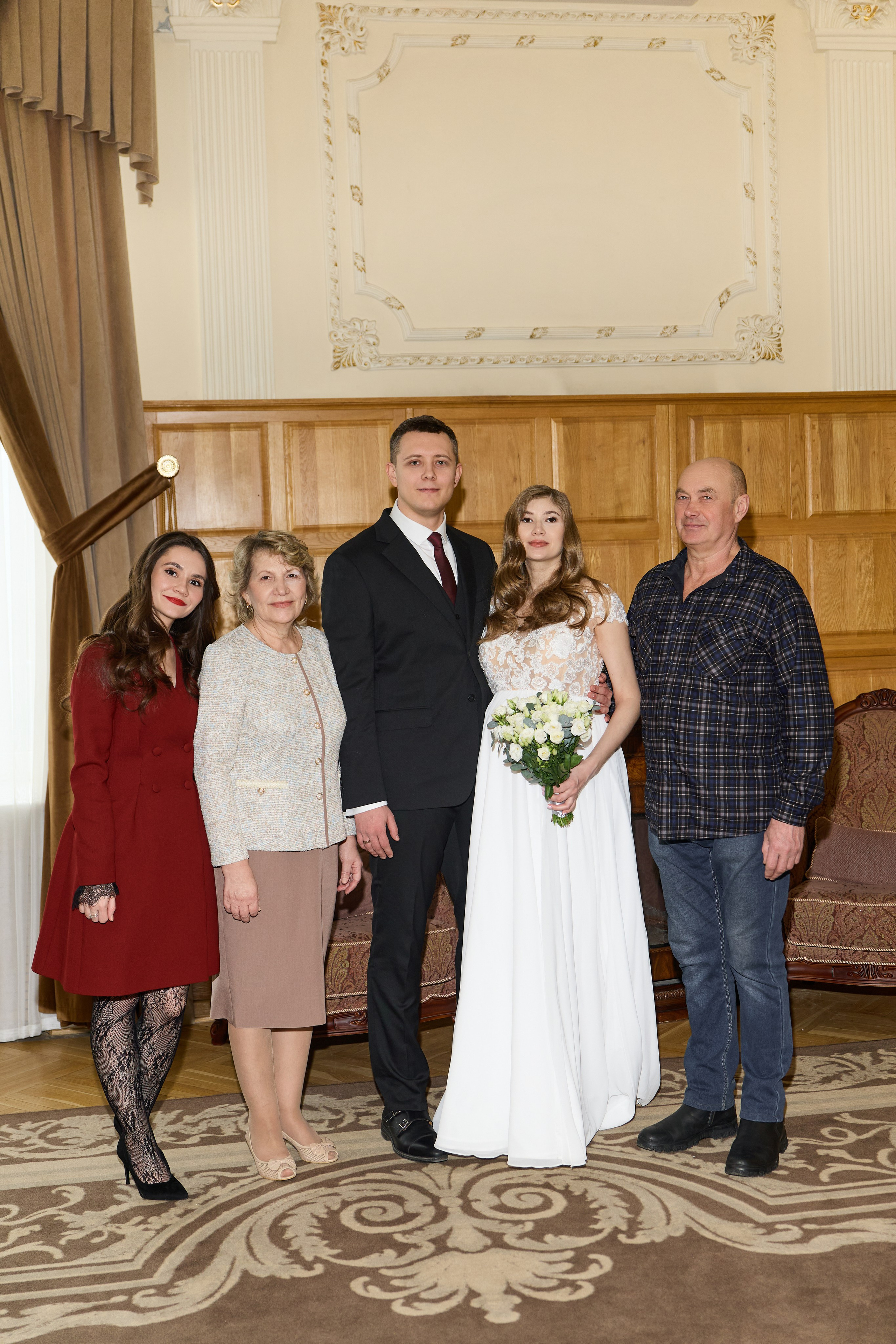 Семейное фото с родными после регистрации брака в Грибоедовском ЗАГСе МоскваМолодожёны подписывают акт регистрации в Грибоедовском ЗАГСе зимой